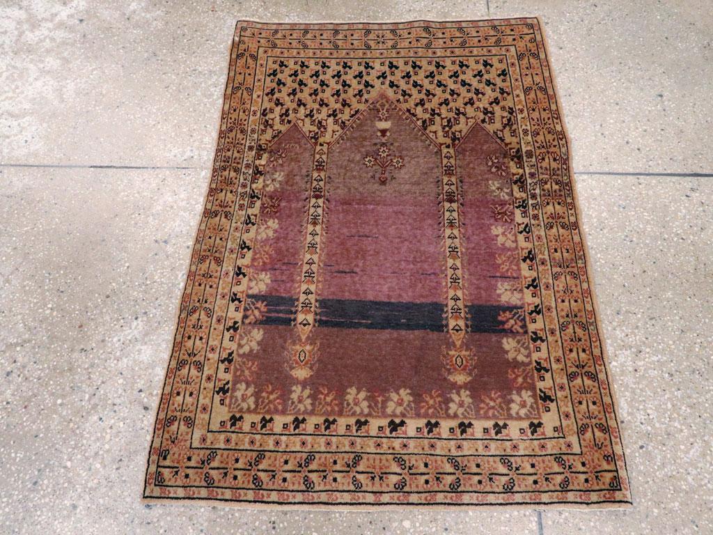 Ein antiker türkischer Sivas-Teppich. Die dreifach geschliffene blaue Nische wird von schlanken Säulen getragen und von einem tiefen elfenbeinfarbenen Zwickelbereich mit einem kleinen, sich wiederholenden Blumenmuster gekrönt. An dem großen,