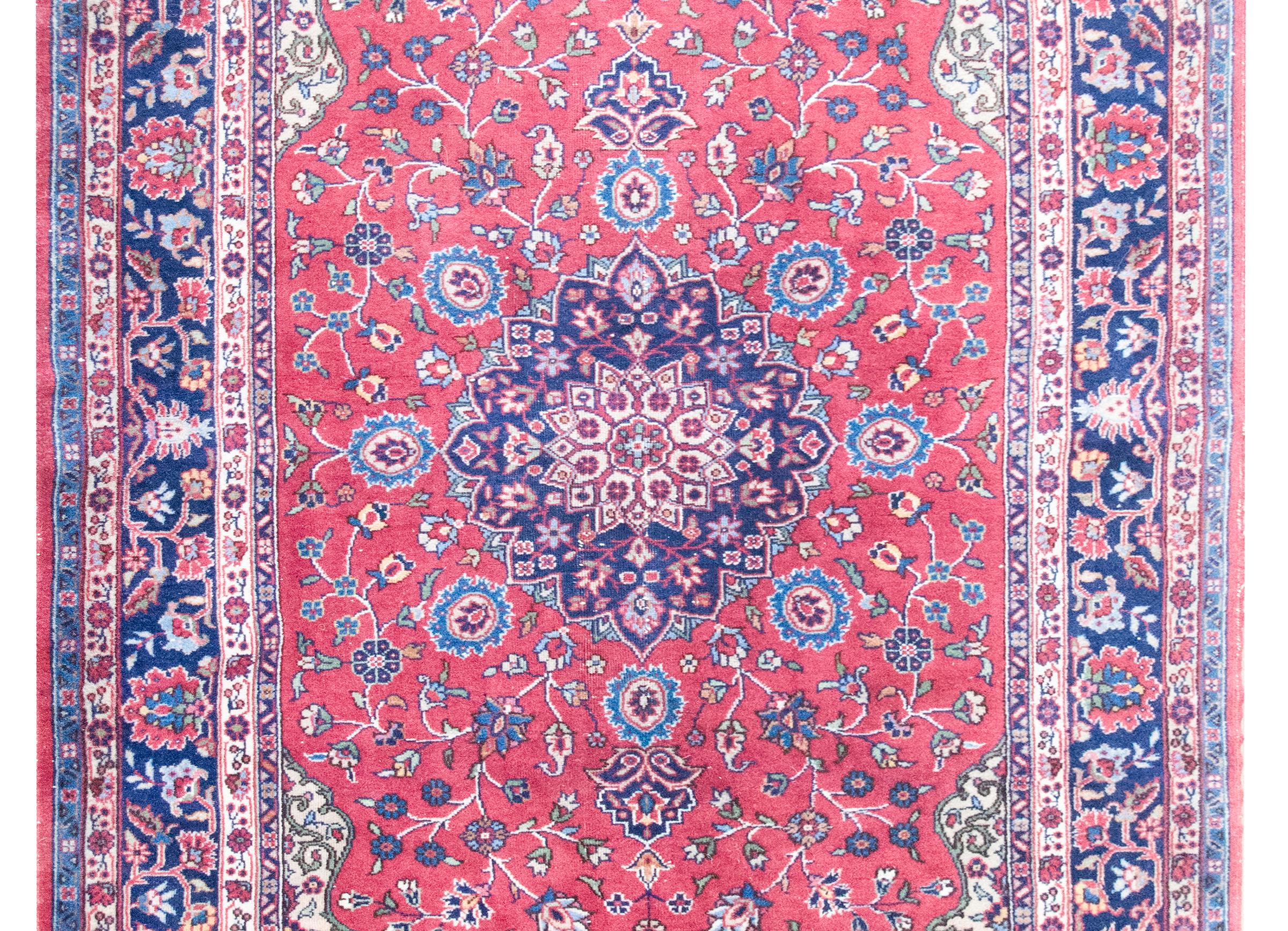 Ein eleganter handgeknüpfter Sparta-Teppich aus der Westtürkei aus dem frühen 20. Jahrhundert, gewebt aus reichlich gefärbter Wolle mit einem klassischen persischen Blumenmedaillon-Muster. Das zentrale Feld zeigt ein Medaillon in tiefem Marineblau,