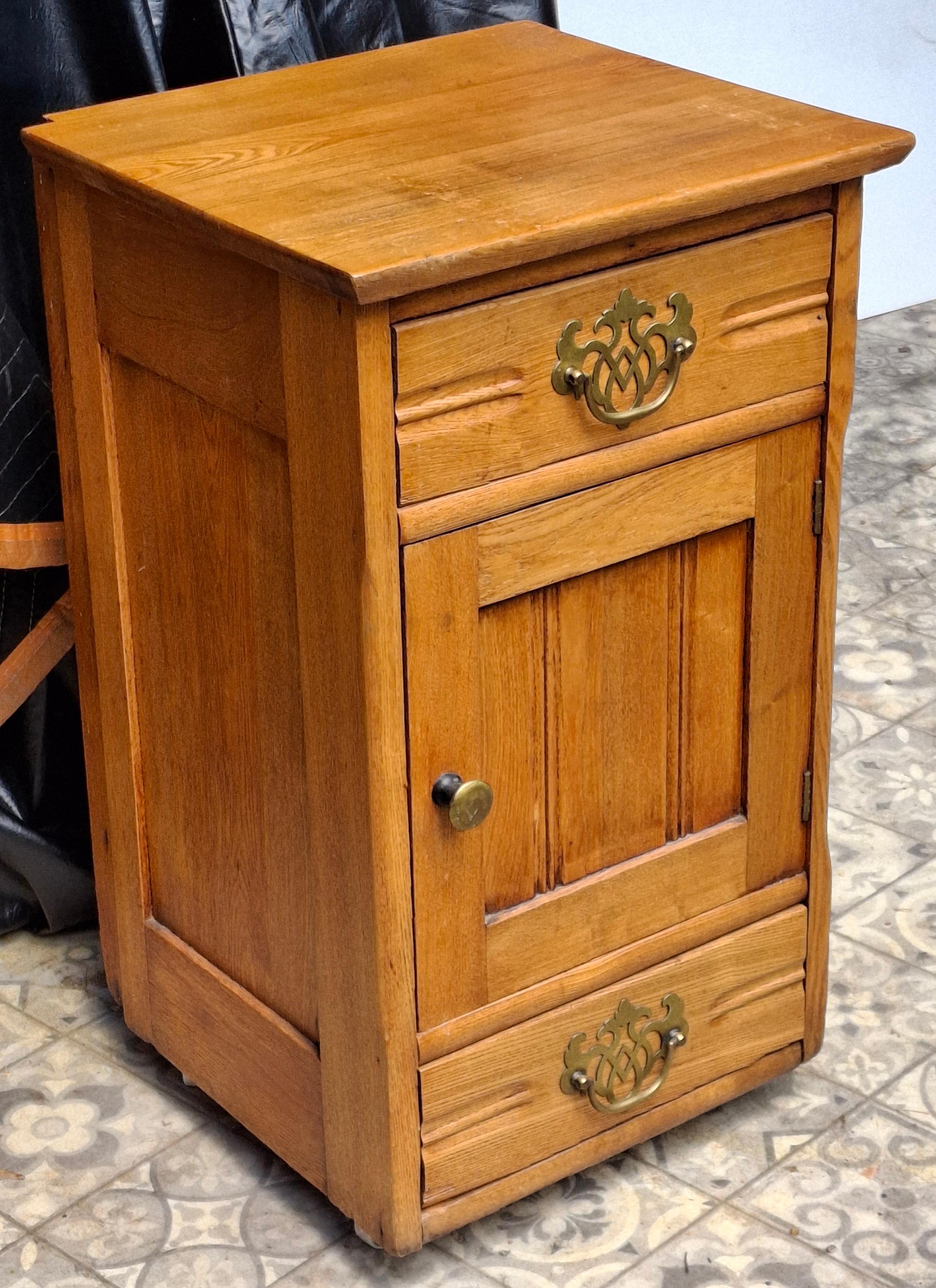 Comodino a due cassetti in Oak del primo Novecento con cassetto superiore,  a  un armadietto a un'anta e un cassetto inferiore.
Misura 15