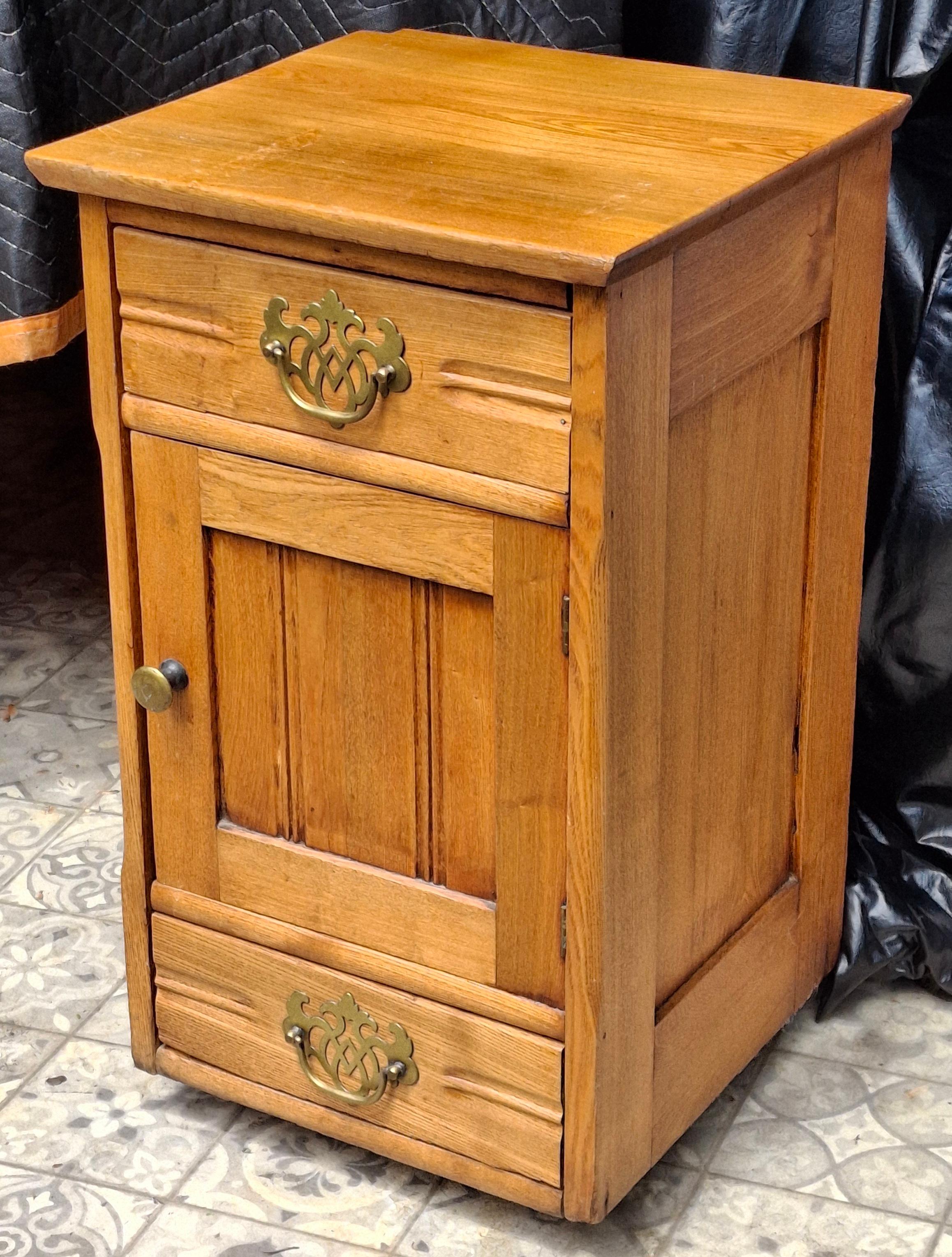 Coloniale americano Comodino a due cassetti in Oak Rolle dei primi del Novecento in vendita