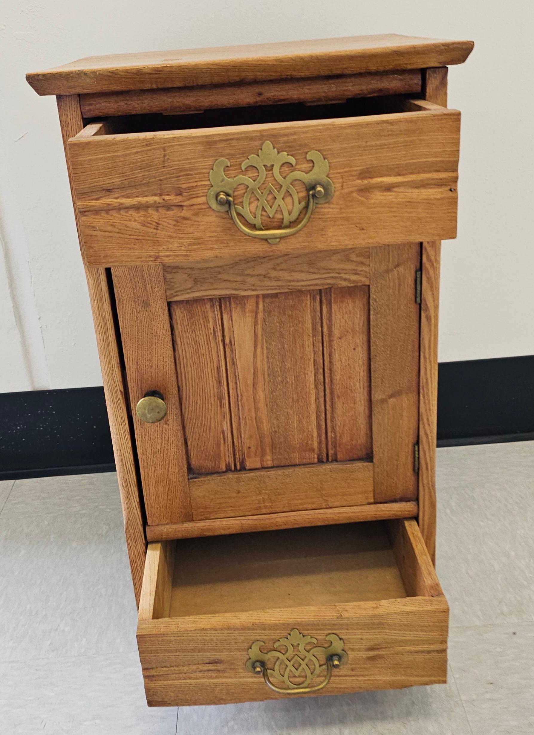 XX secolo Comodino a due cassetti in Oak Rolle dei primi del Novecento in vendita