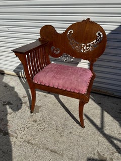 Silla esquinera tapizada de nogal de principios del siglo XX