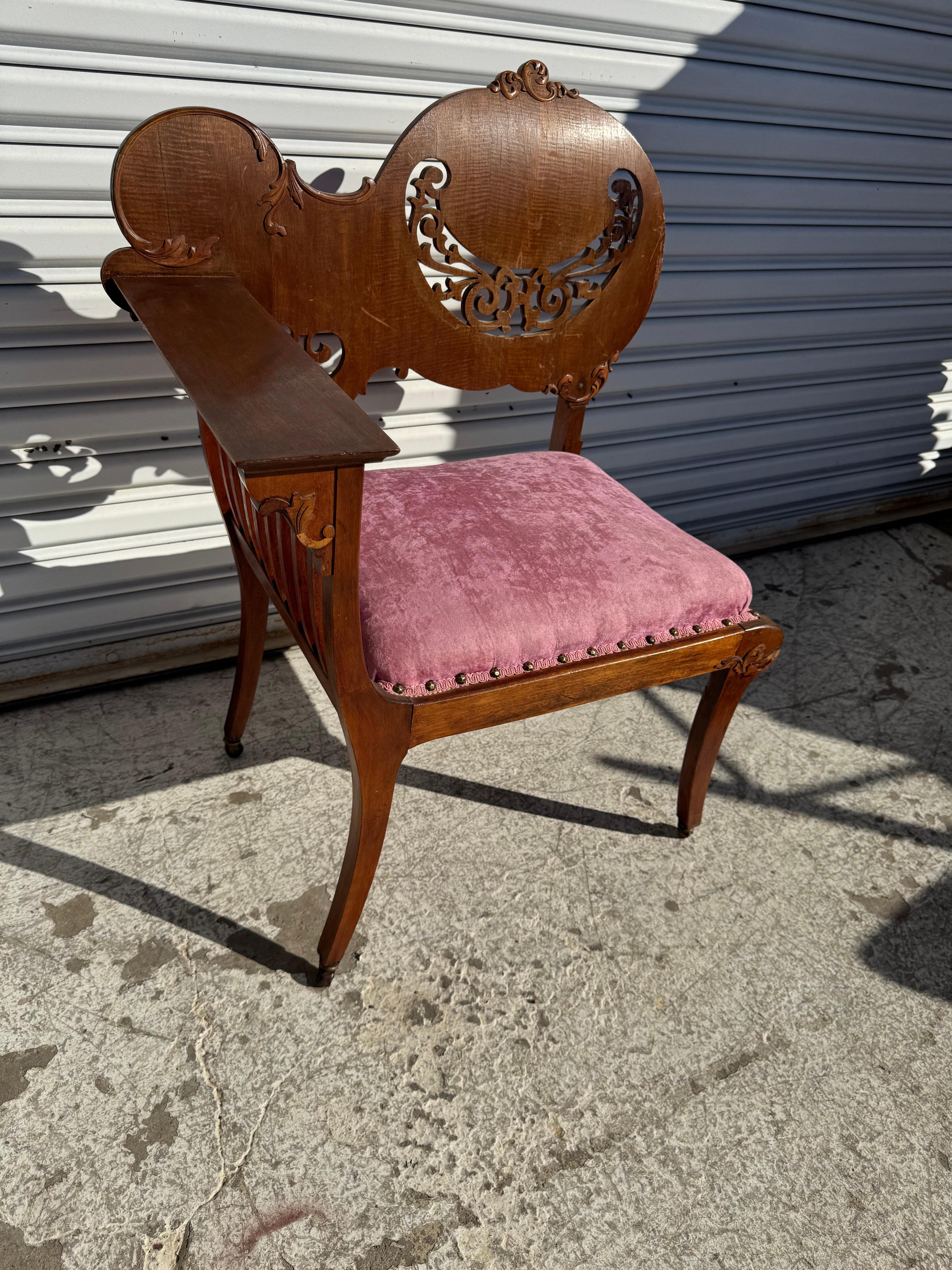 Louis XVI Chaise d'angle en noyer tapissée du début du 20e siècle en vente