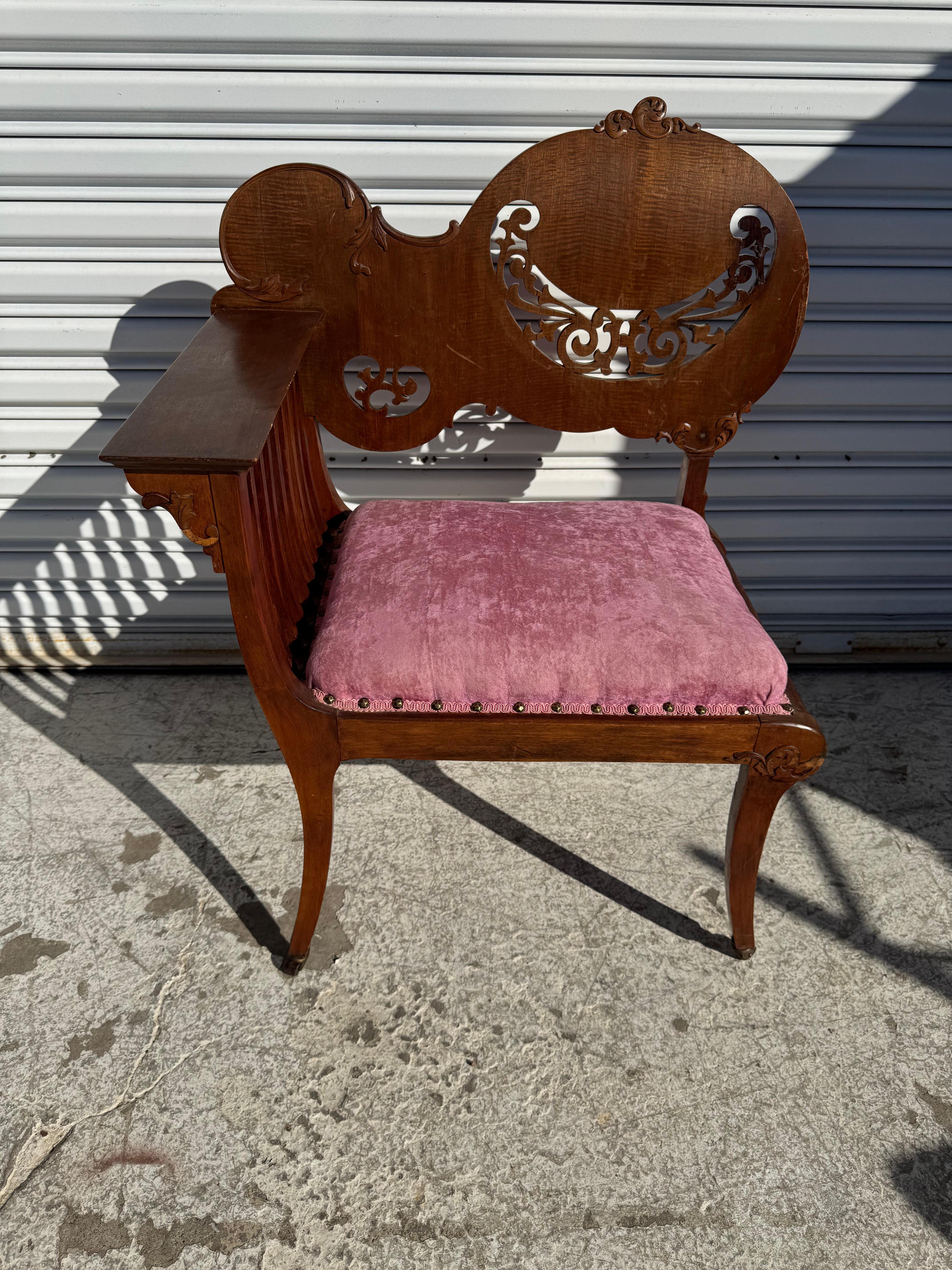 Français Chaise d'angle en noyer tapissée du début du 20e siècle en vente