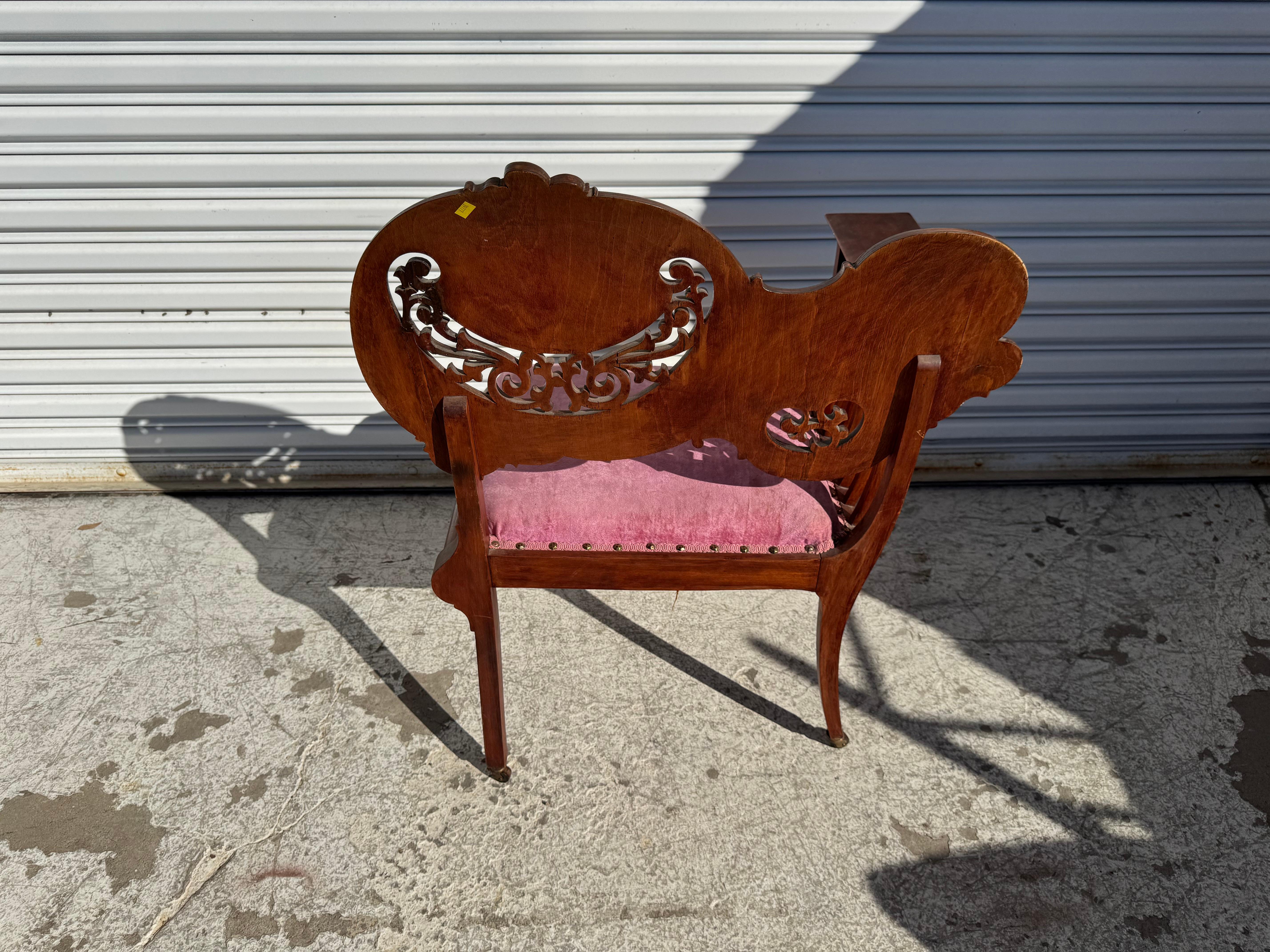 Sculpté à la main Chaise d'angle en noyer tapissée du début du 20e siècle en vente
