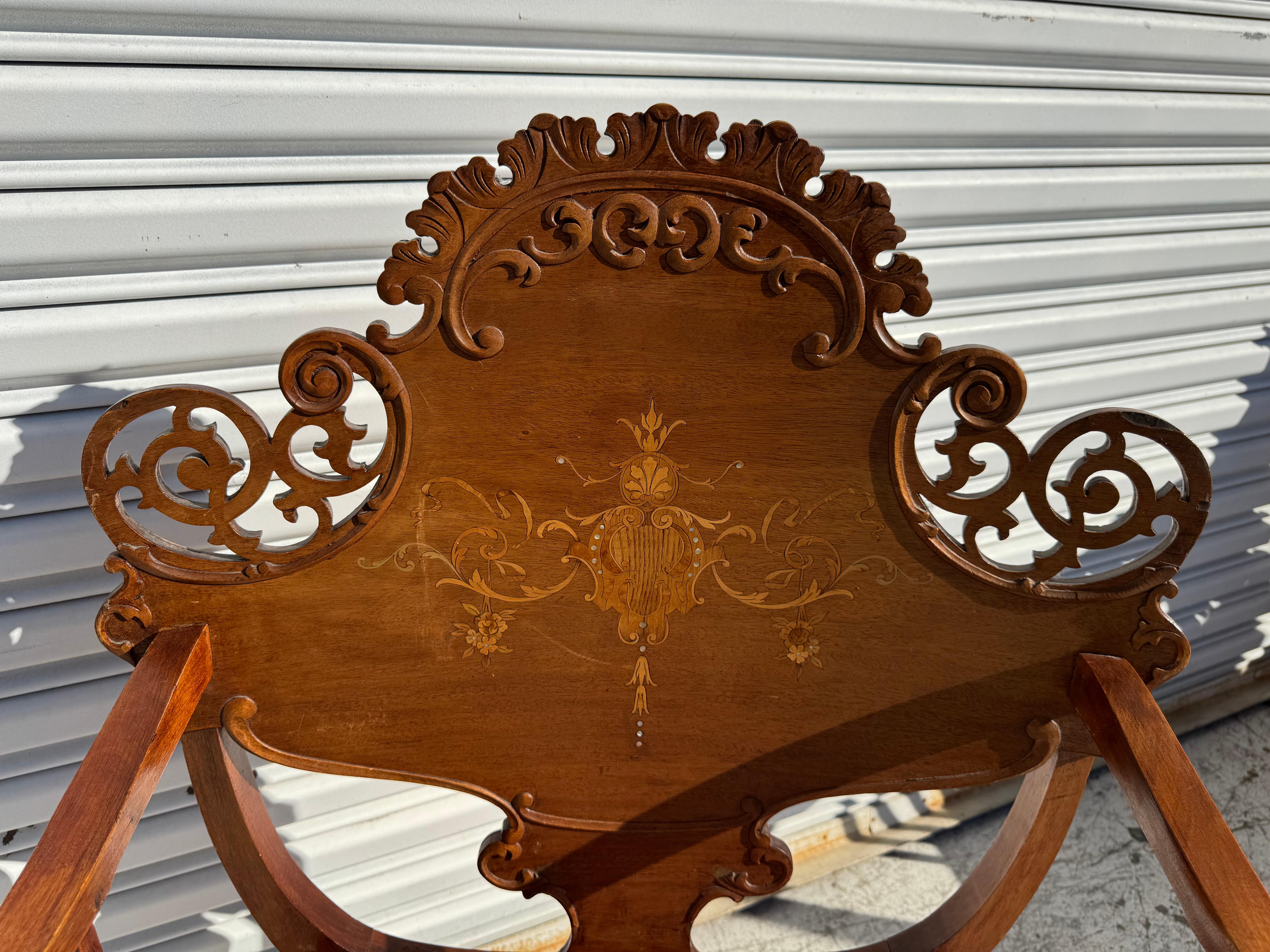 Sculpté à la main Chaise Savonorola en noyer, début du 20e siècle, tapissée en vente