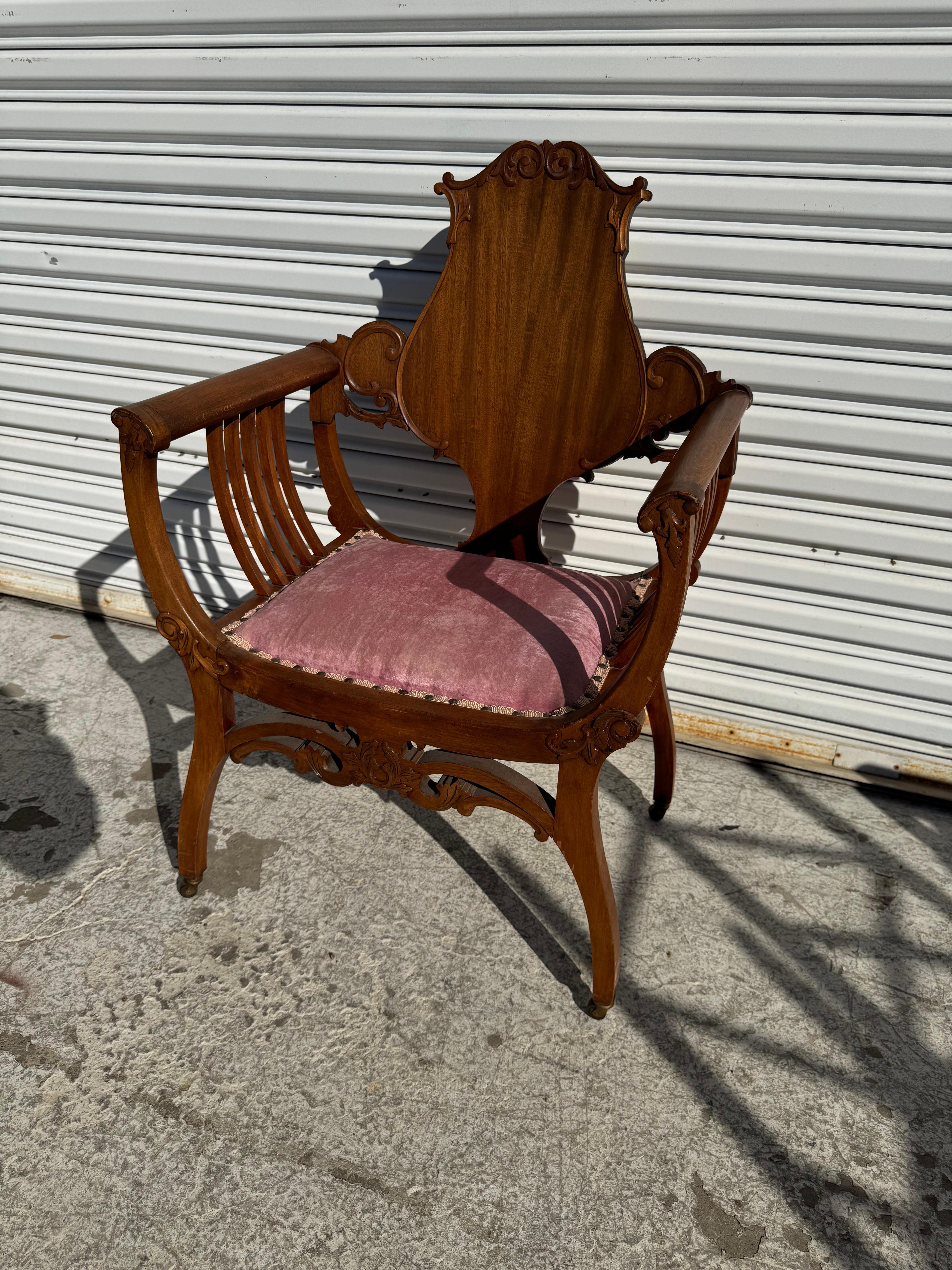 Louis XVI Chaise à trône en noyer tapissée du début du 20e siècle en vente