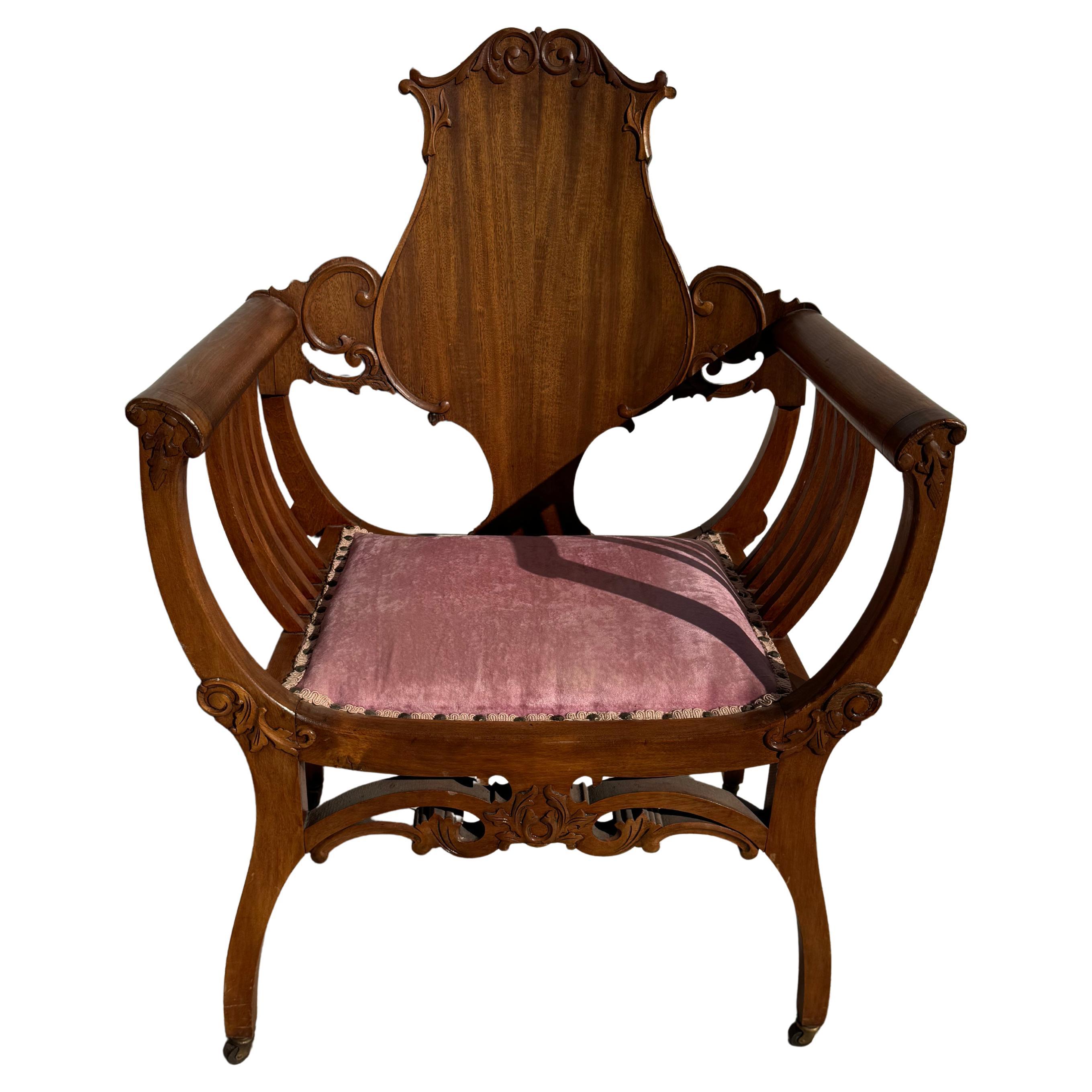 Chaise à trône en noyer tapissée du début du 20e siècle