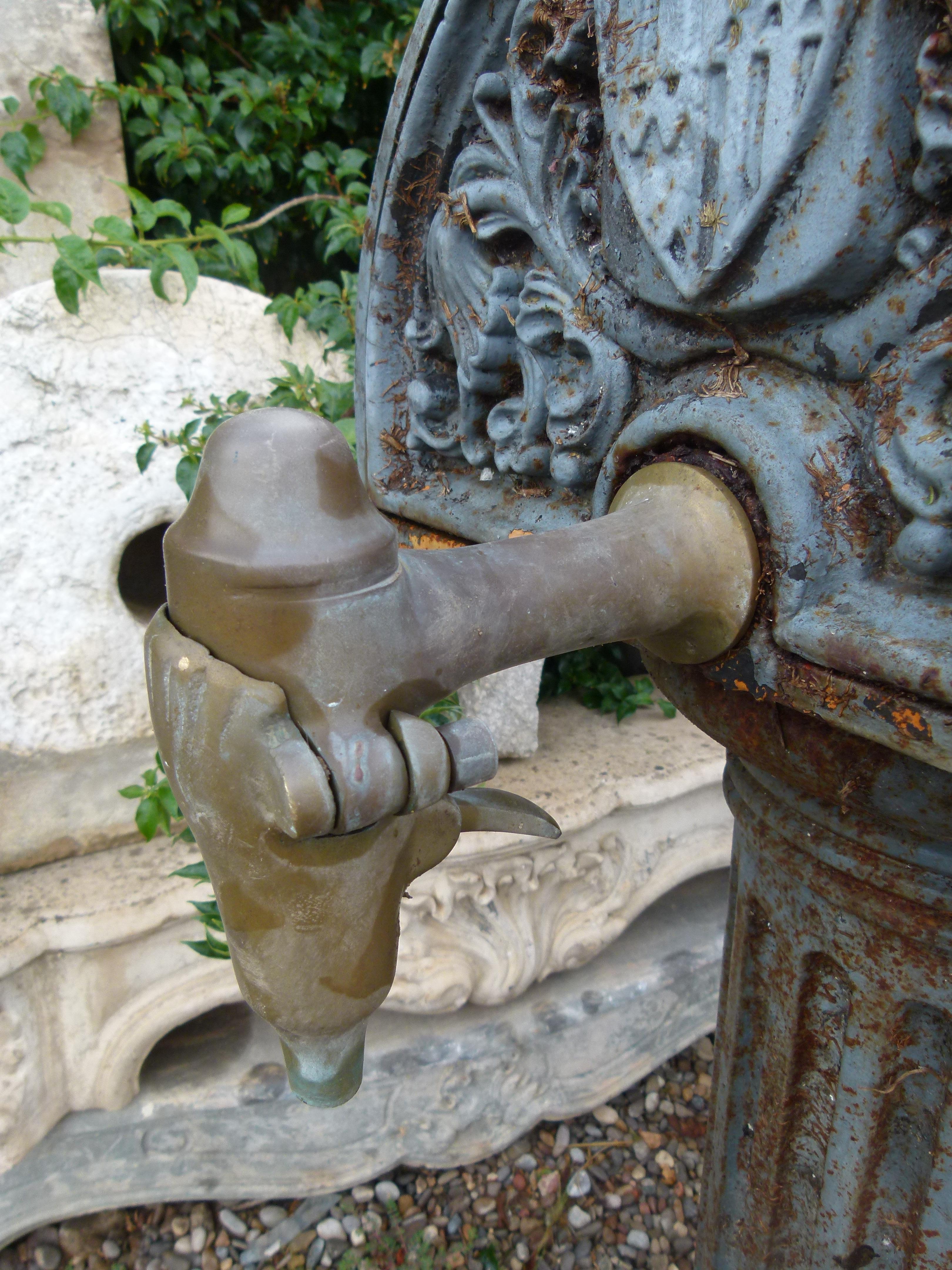 Espagnol Fontaine urbaine en fonte du début du 20e siècle avec évier à bascule à lying en vente
