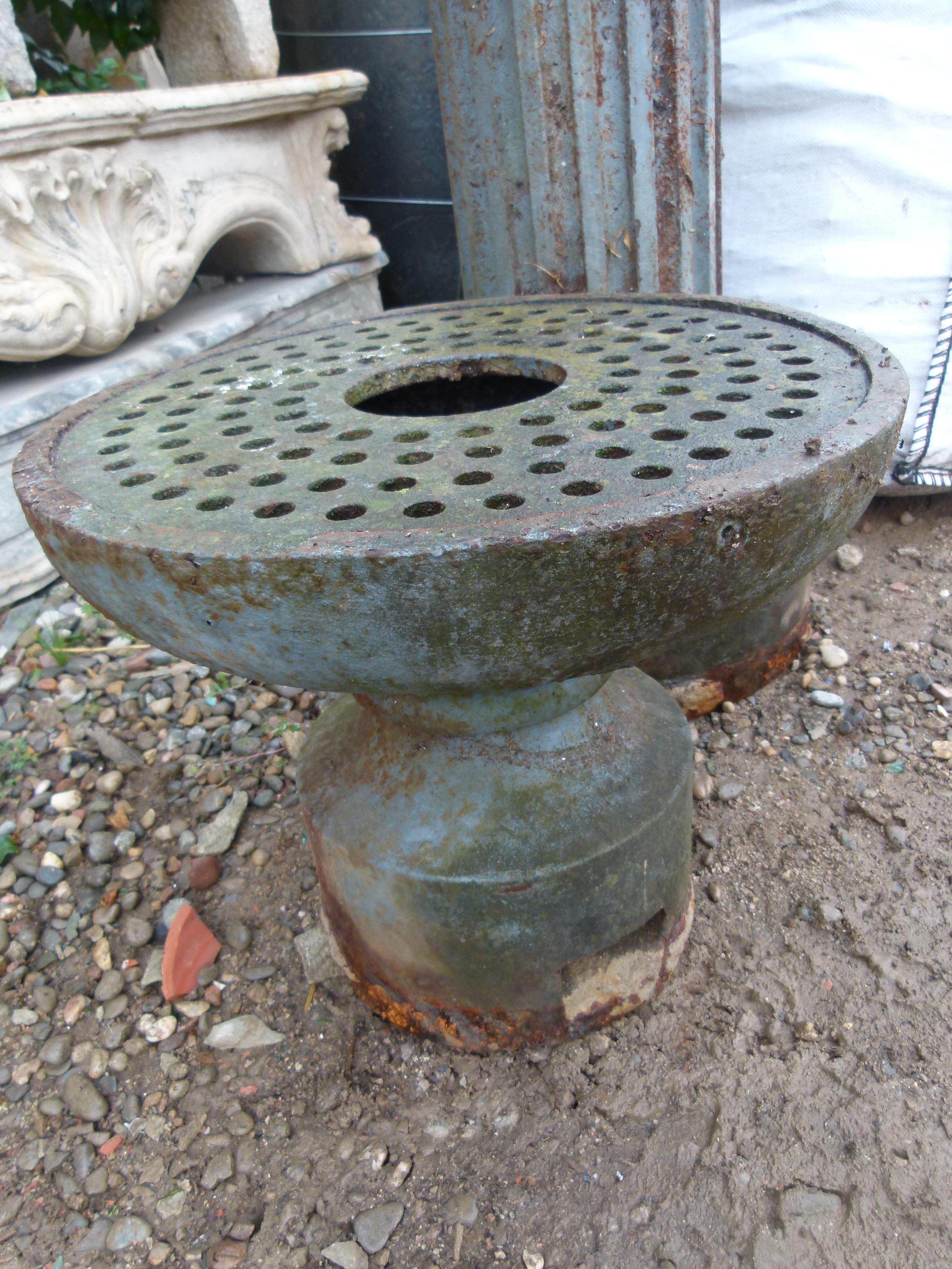Spanish Early 20th Century Urban Cast Iron Fountain with a Low-Lying Sink For Sale