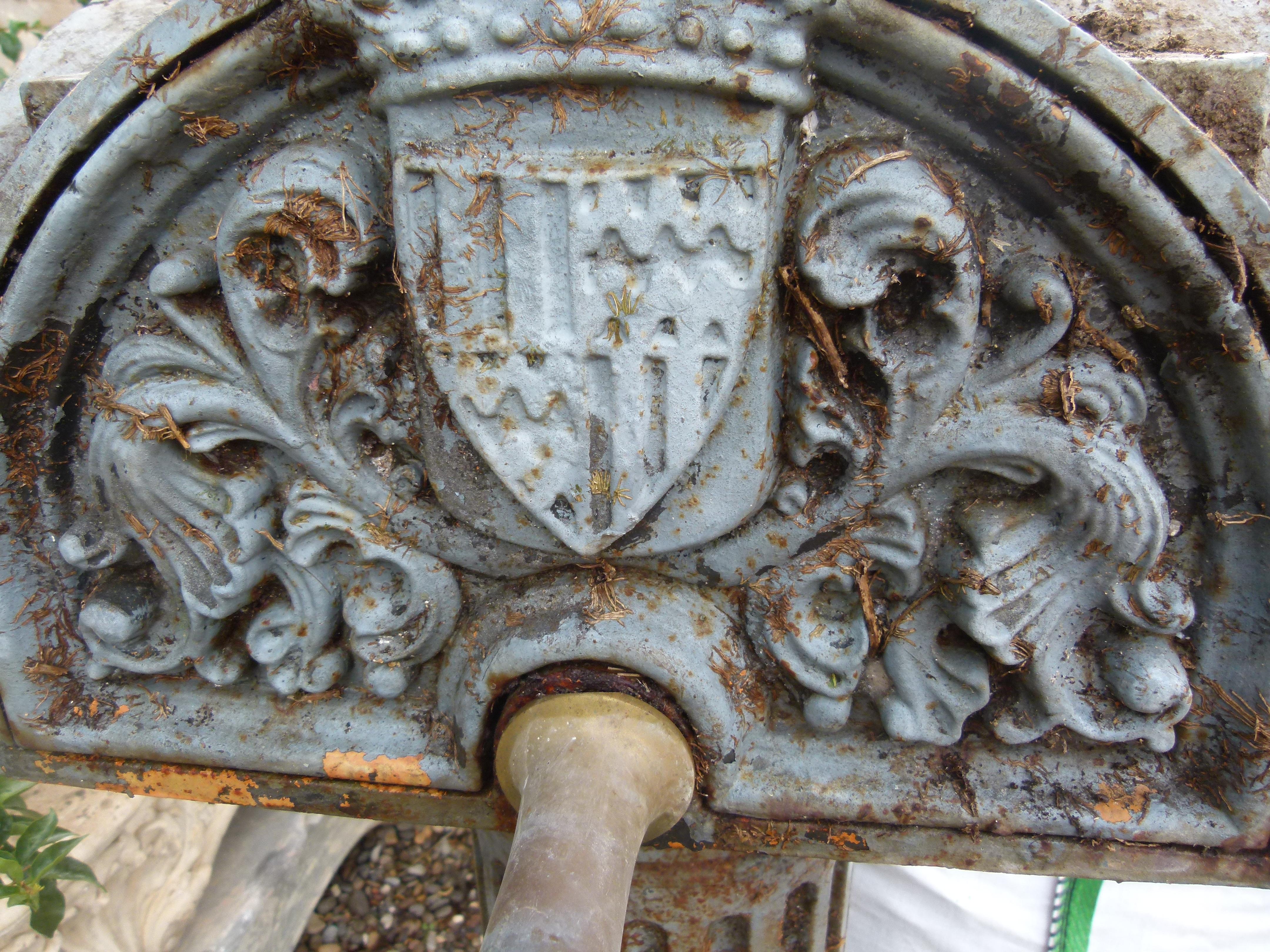 Early 20th Century Urban Cast Iron Fountain with a Low-Lying Sink For Sale 1