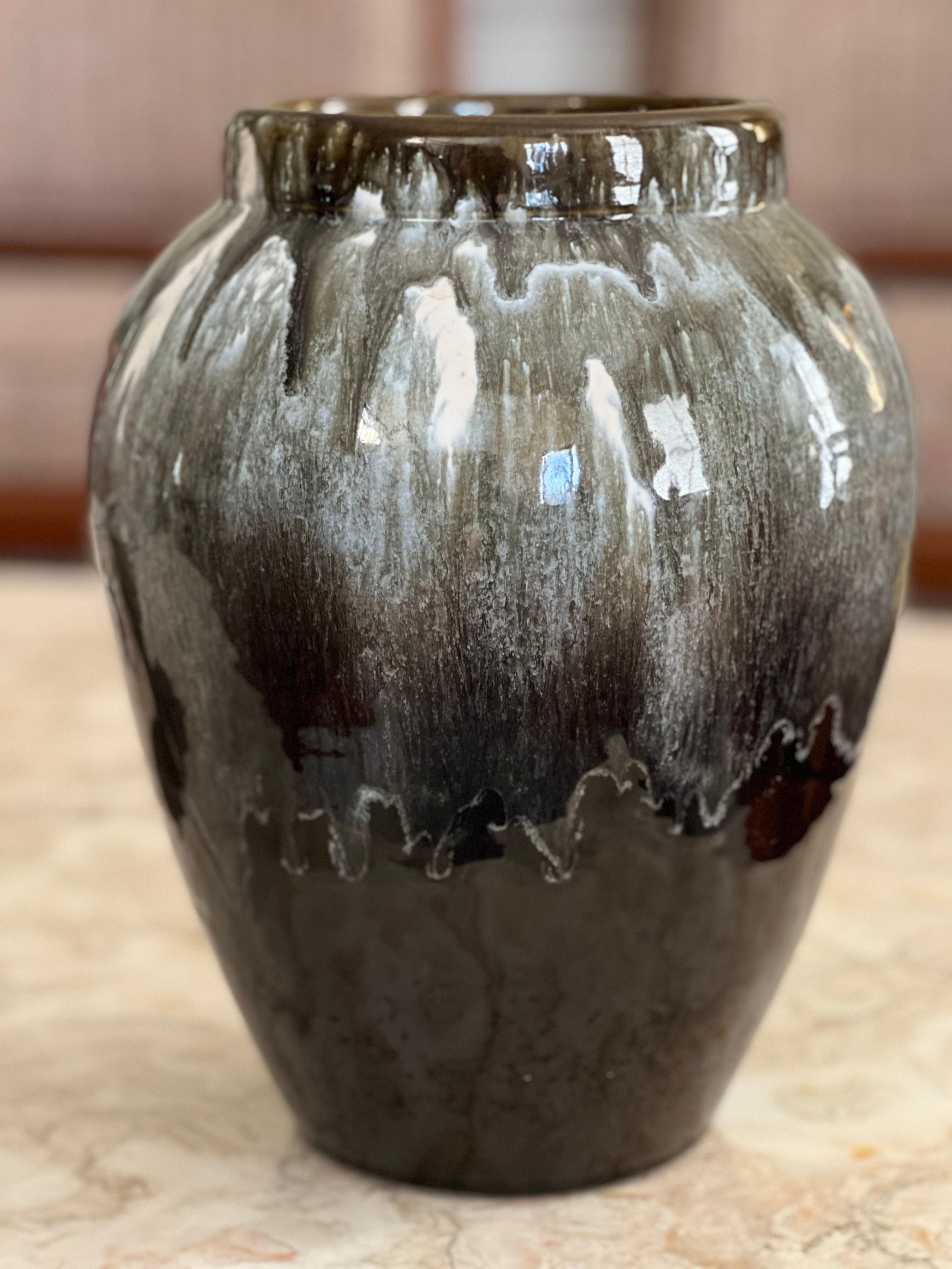Early 20th Century U.S.A. Pottery Drip Glaze Planter For Sale 6