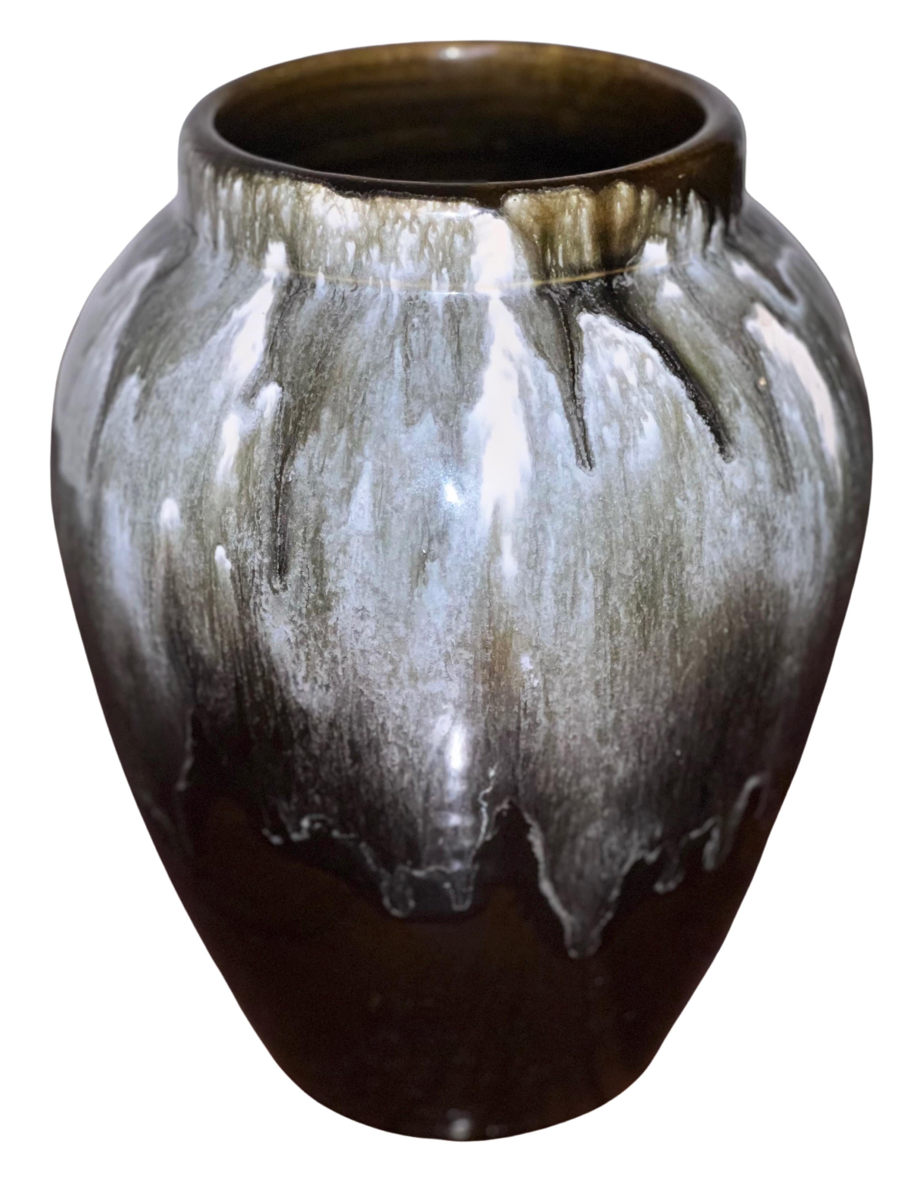 U.S.A. Pottery Tropfglasur-Pflanzgefäß, frühes 20. Jahrhundert (Glasiert) im Angebot