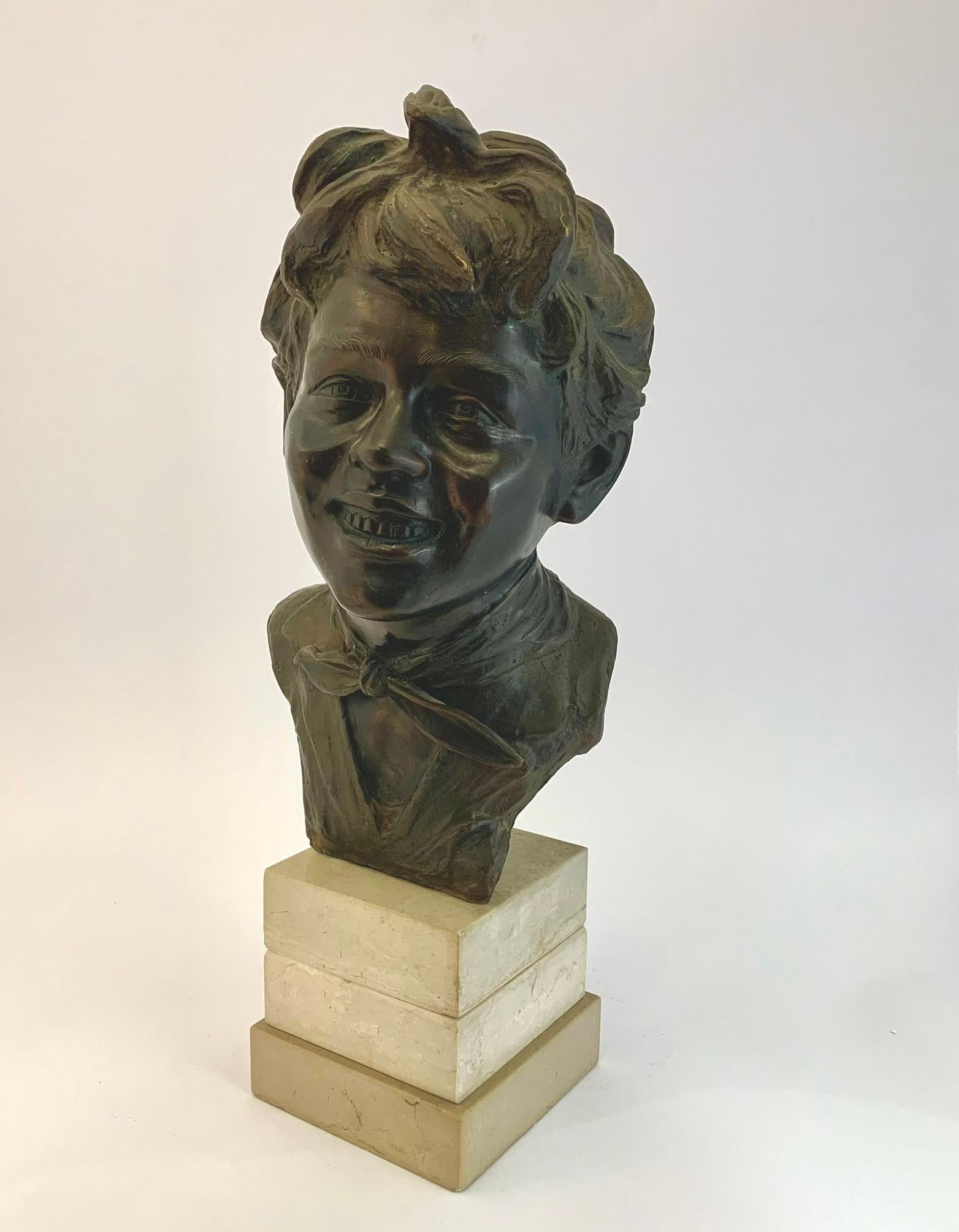 Beautiful lost wax cast bronze sculpture on a white marble base. It is signed by V. Cinque (1852-1929), part of the Neapolitan school of the early 1900s.

It depicts the classic Neapolitan street child.