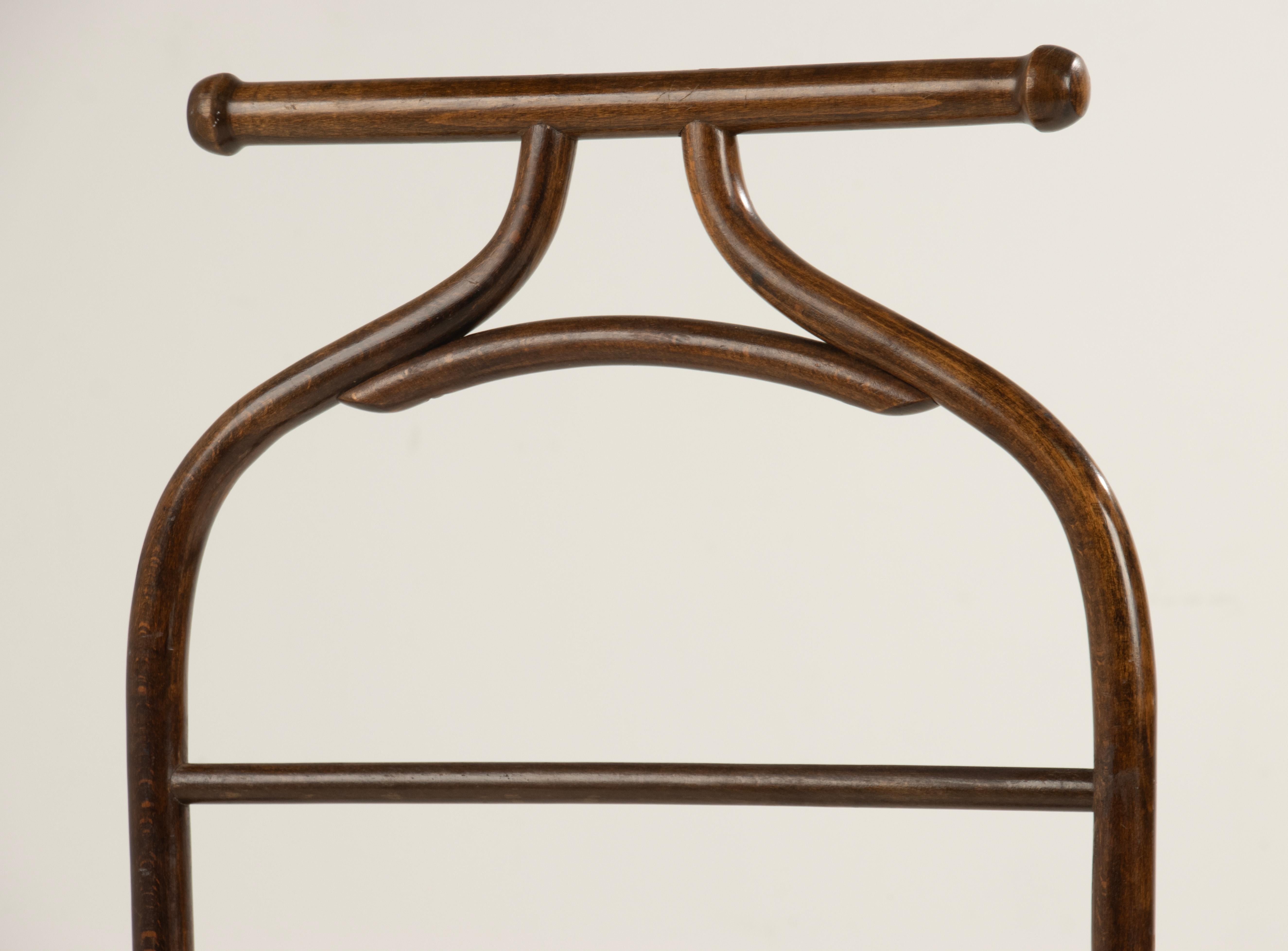 Eleganza del portavalori dei primi del Novecento di Fischel, realizzato in legno di faggio curvato. Questo raro pezzo combina un design funzionale con una raffinata semplicità, caratteristica del periodo tra le due guerre. Il supporto conserva la
