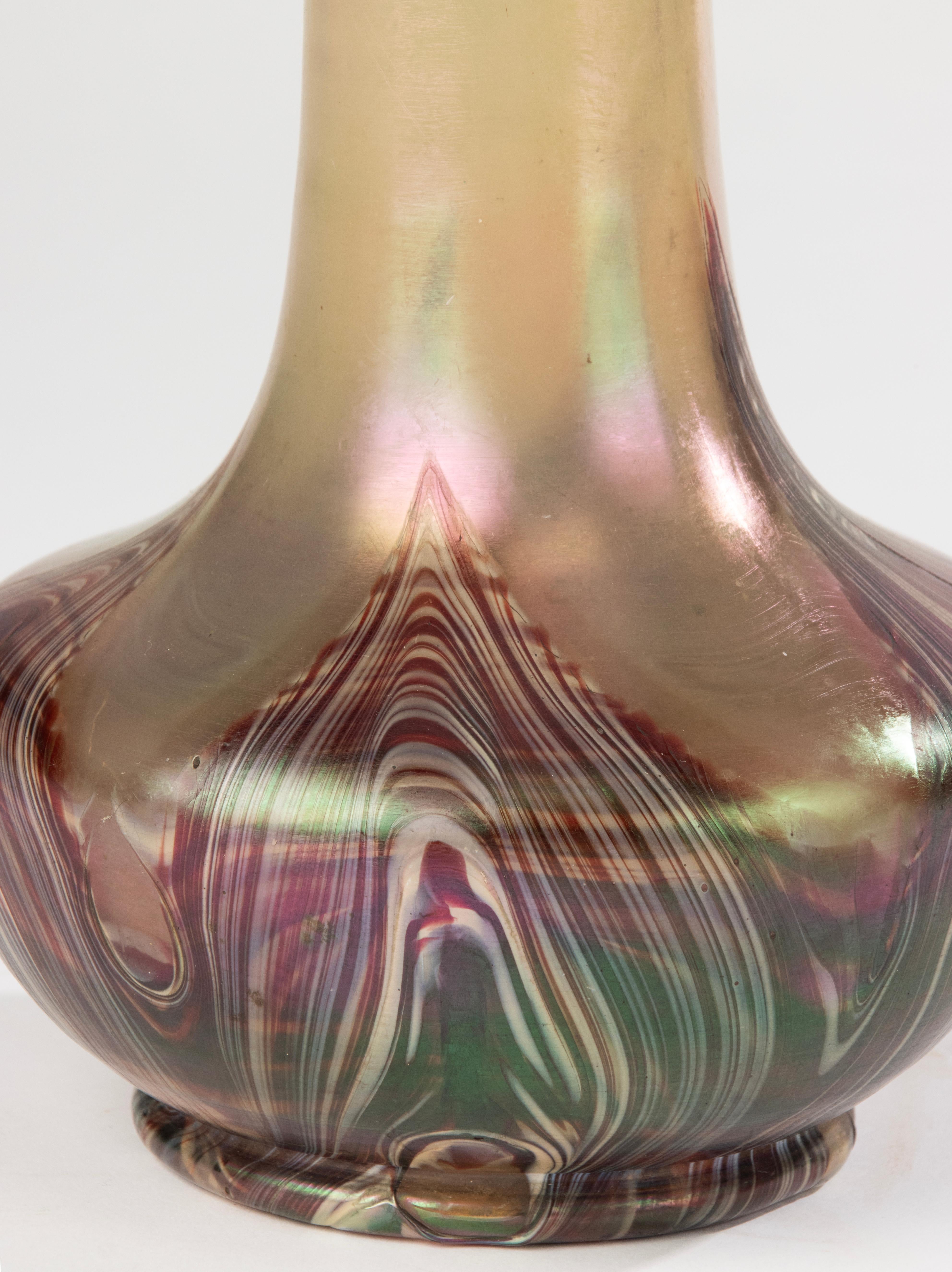 Vaso dei primi del Novecento - Attribuito a Loetz - Vetro iridescente - Decorazioni marmorizzate in vendita 3