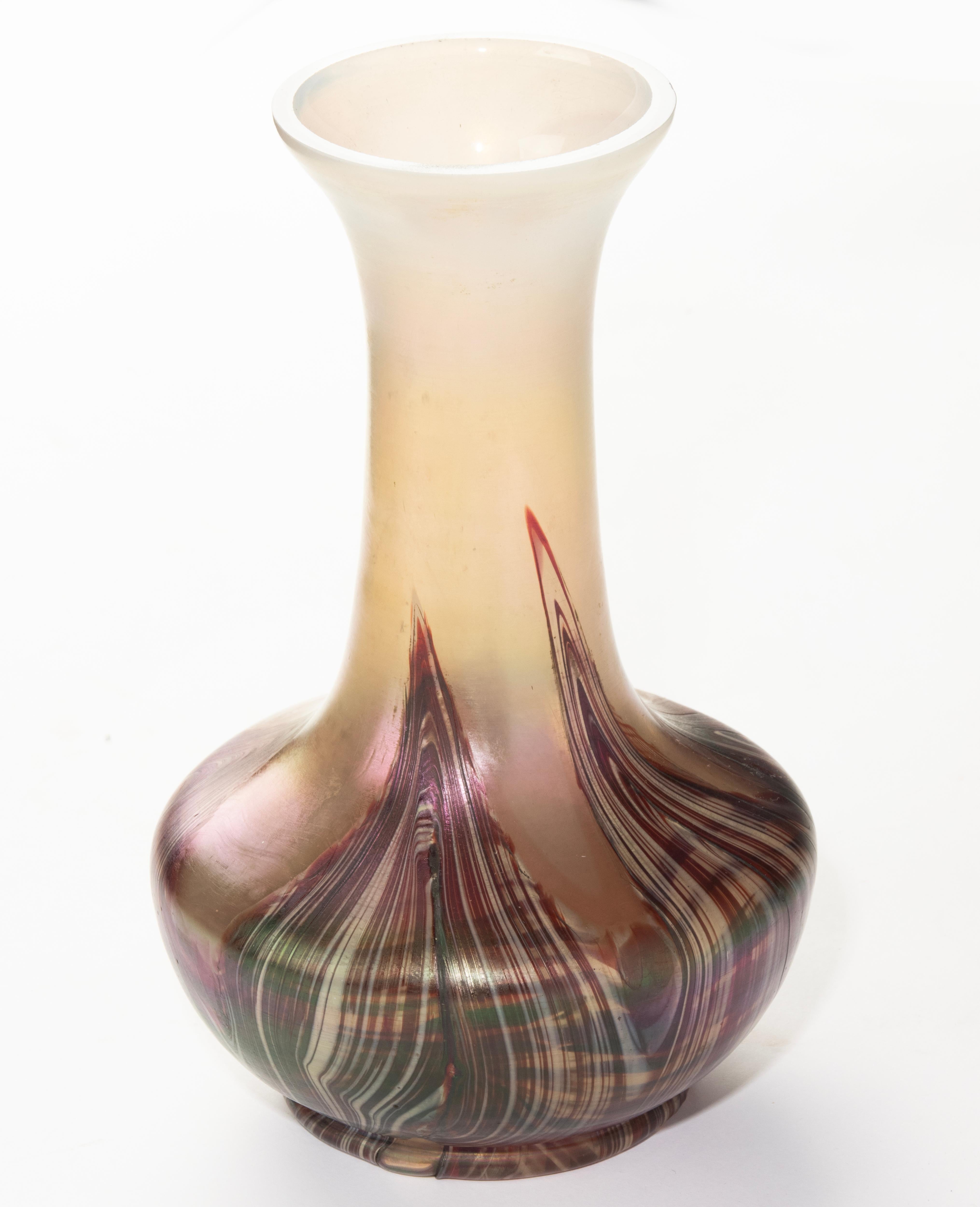 Vaso dei primi del Novecento - Attribuito a Loetz - Vetro iridescente - Decorazioni marmorizzate in vendita 4
