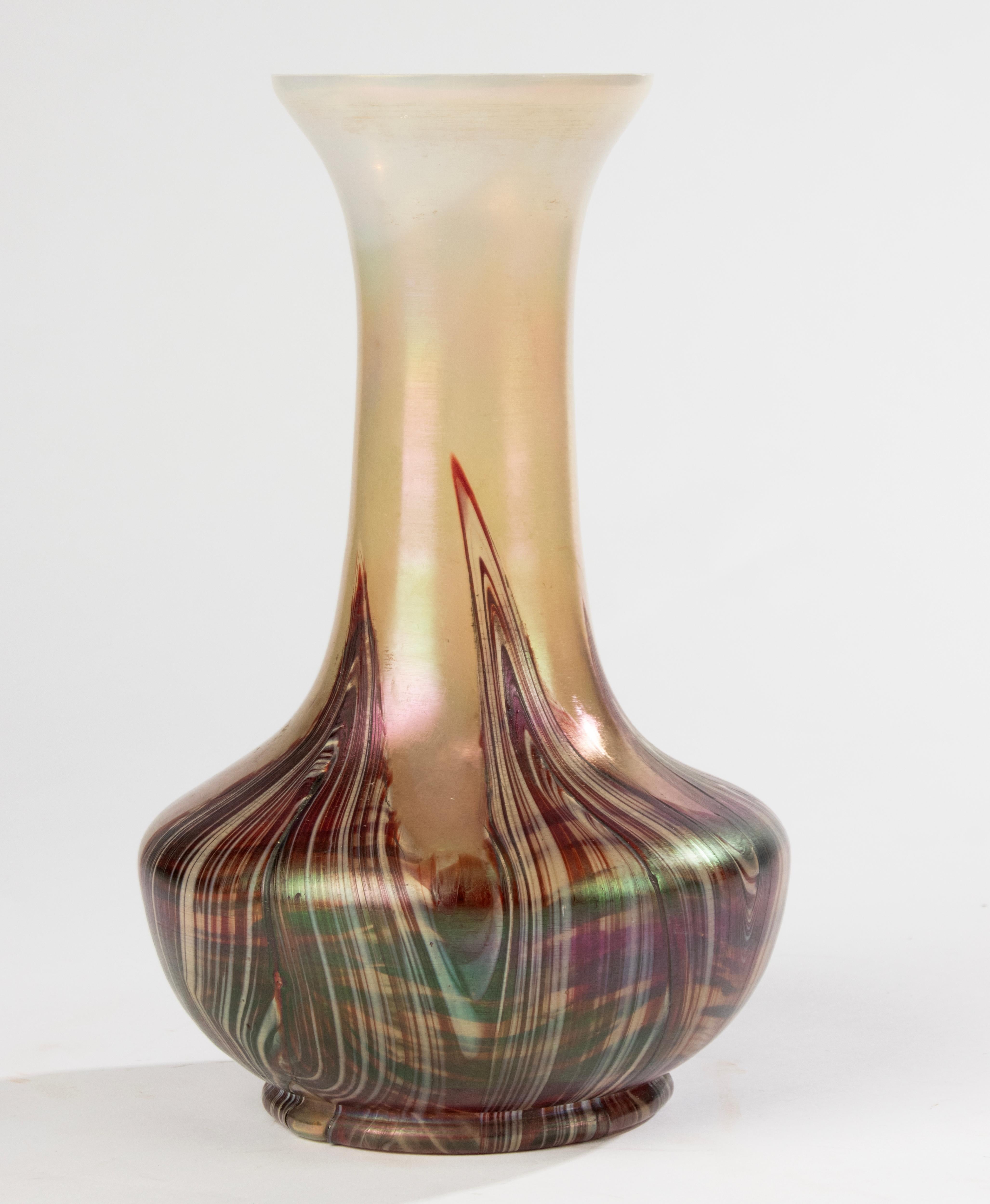 Un sorprendente vaso in vetro artistico iridescente dell'inizio del XX secolo, attribuito a Loetz, la rinomata vetreria boema nota per i suoi trattamenti superficiali e le sue forme altamente distintive. Sebbene non sia firmato - cosa non rara per i