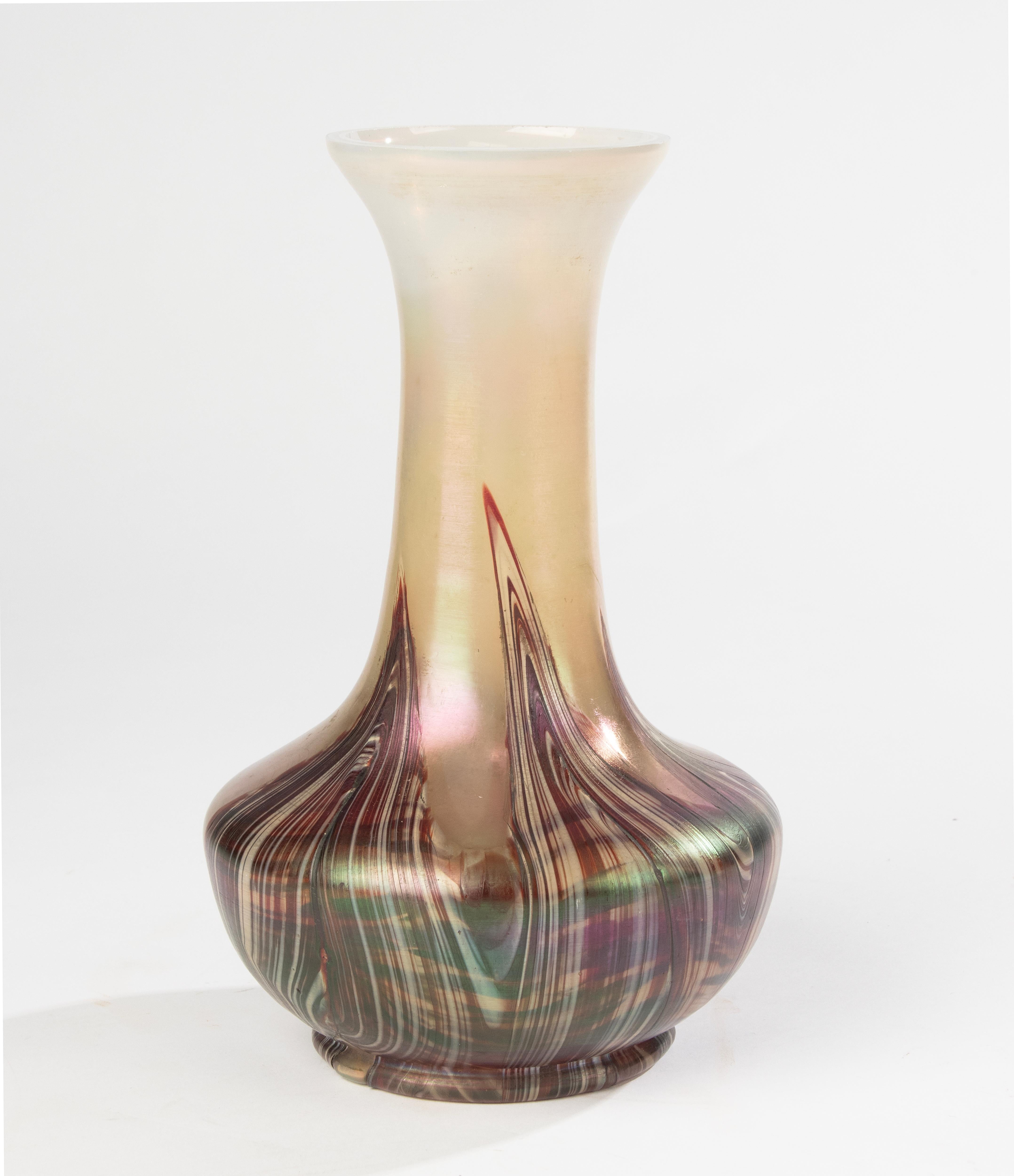 Austriaco Vaso dei primi del Novecento - Attribuito a Loetz - Vetro iridescente - Decorazioni marmorizzate in vendita