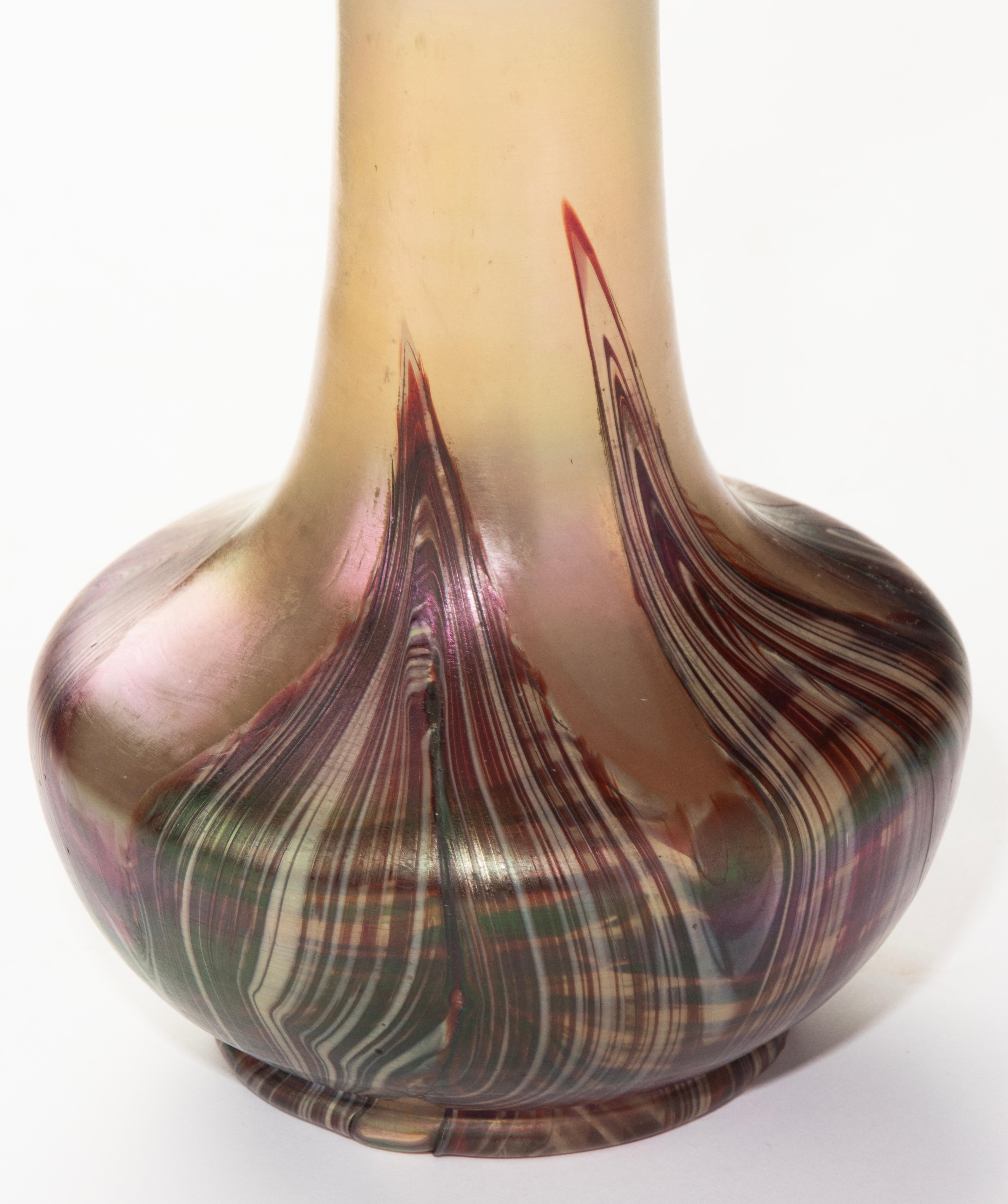 Fatto a mano Vaso dei primi del Novecento - Attribuito a Loetz - Vetro iridescente - Decorazioni marmorizzate in vendita