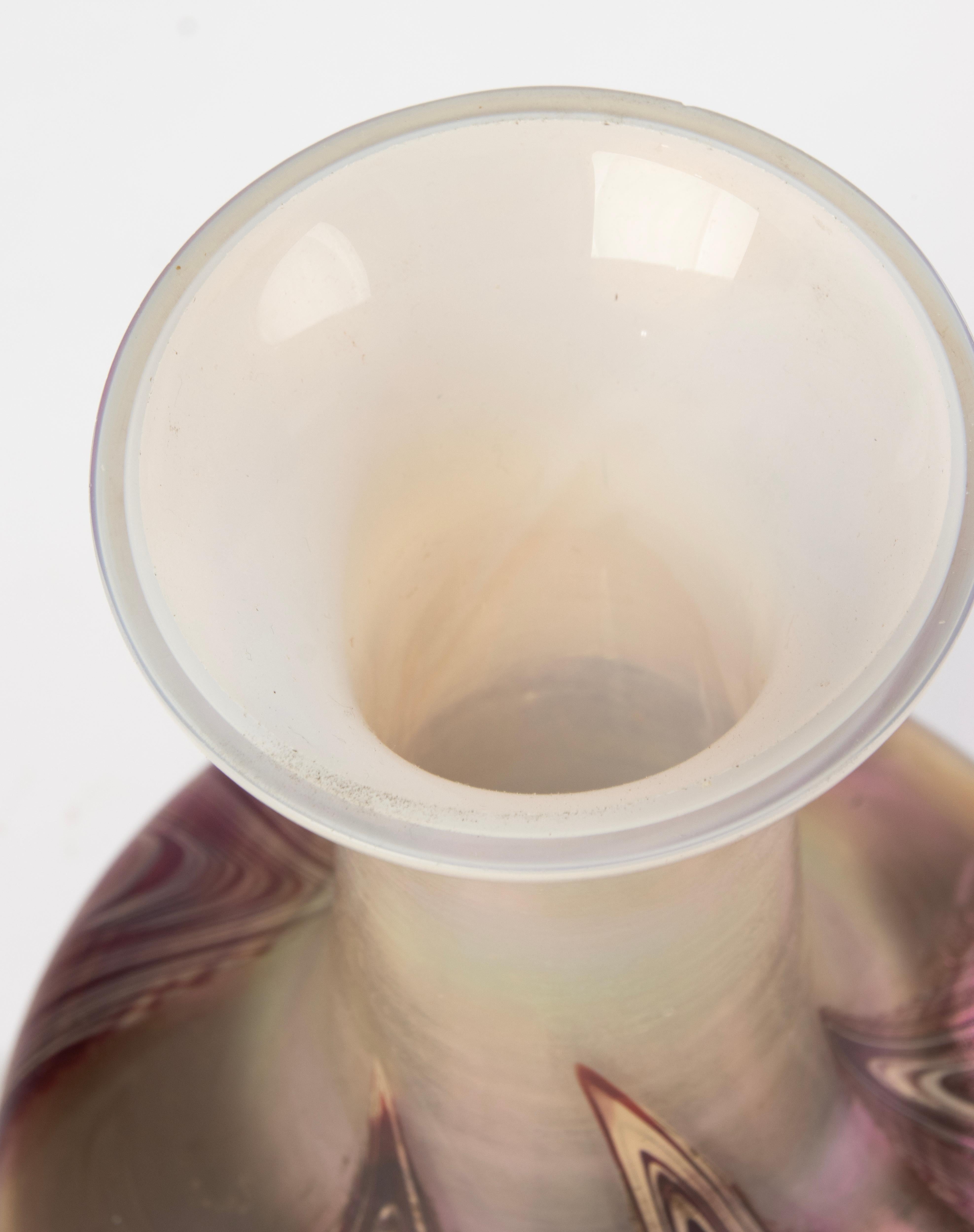 Vaso dei primi del Novecento - Attribuito a Loetz - Vetro iridescente - Decorazioni marmorizzate In condizioni buone in vendita a Casteren, Noord-Brabant
