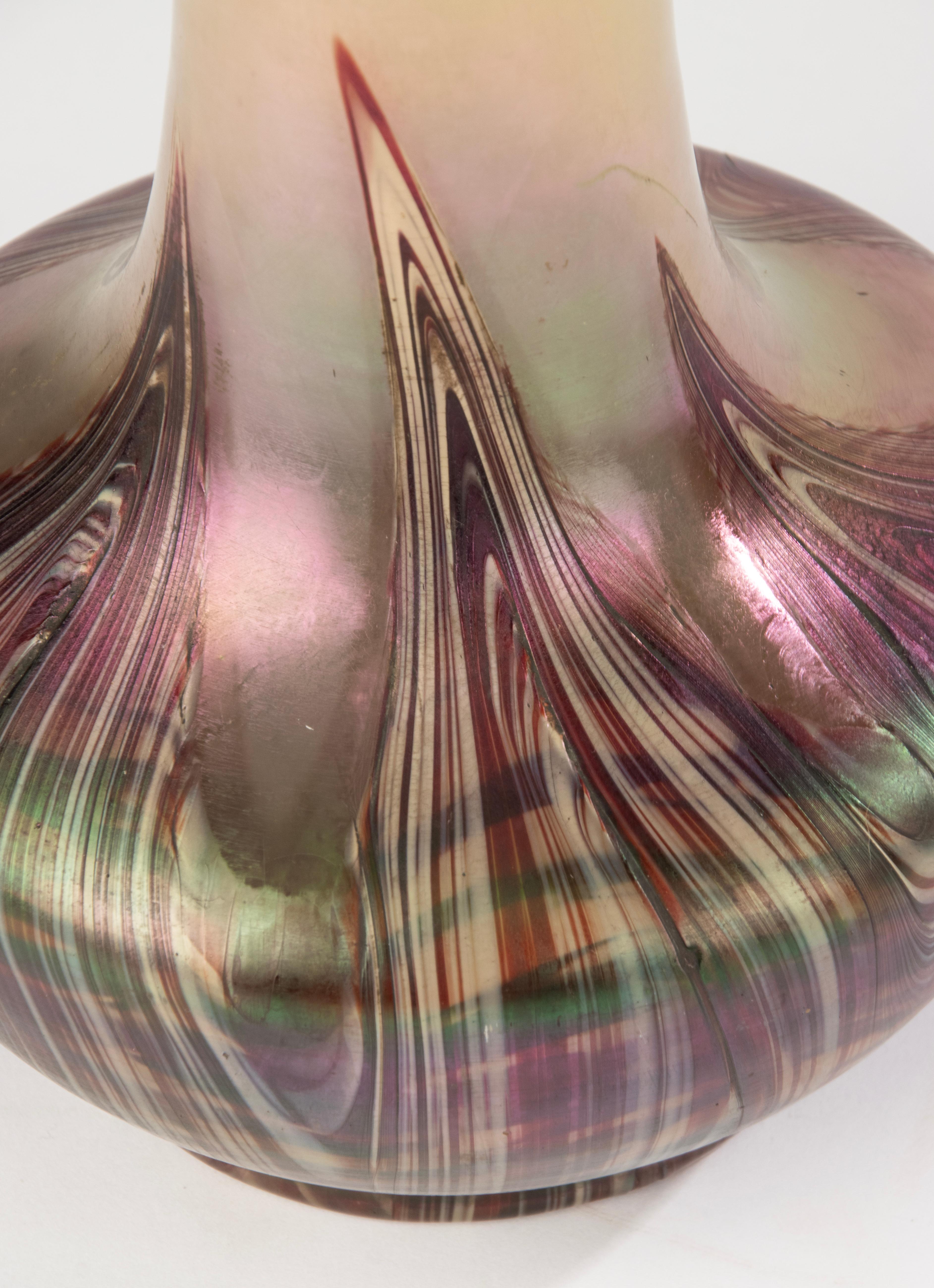 Inizio XX secolo Vaso dei primi del Novecento - Attribuito a Loetz - Vetro iridescente - Decorazioni marmorizzate in vendita