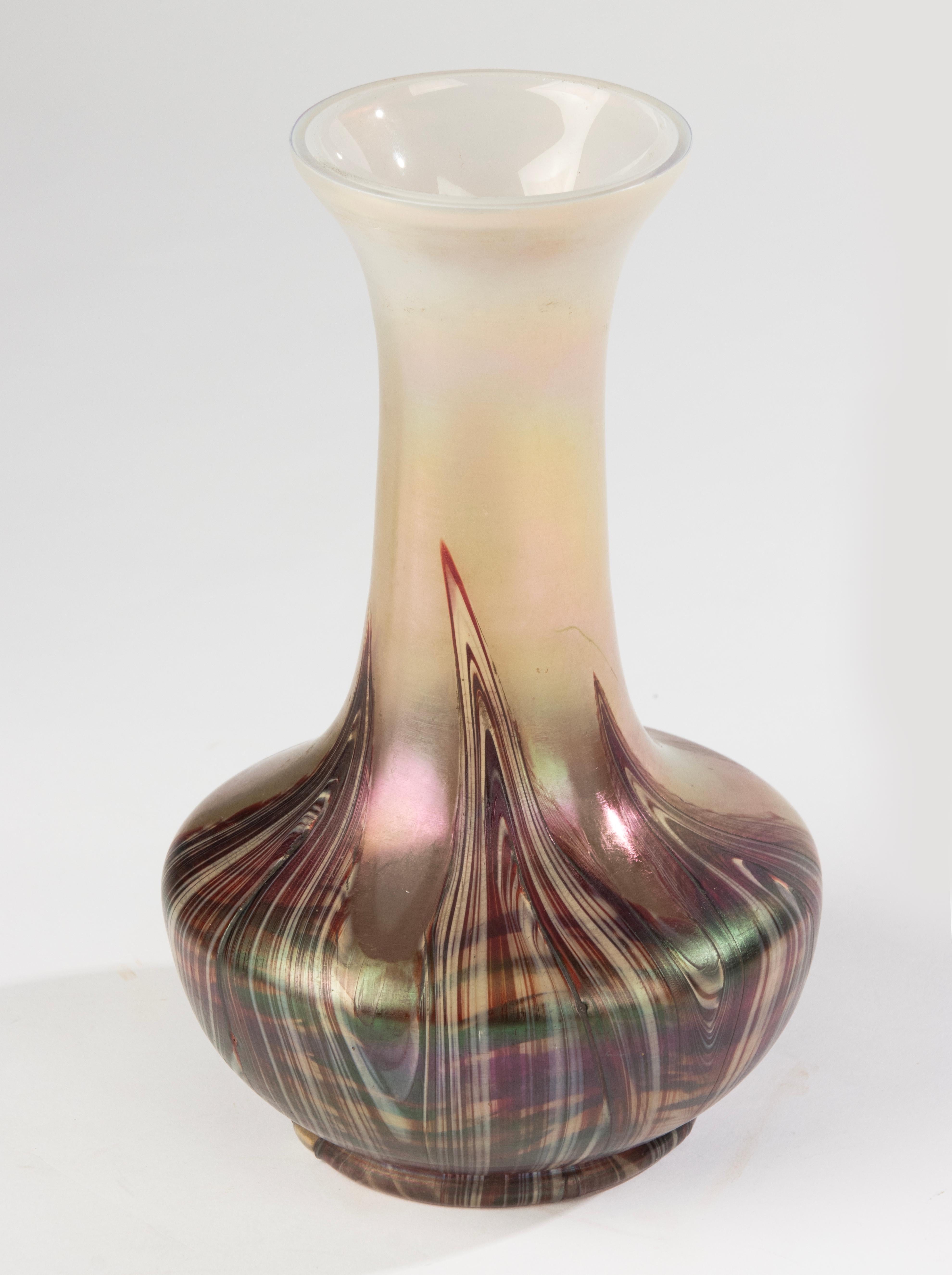 Vetro artistico Vaso dei primi del Novecento - Attribuito a Loetz - Vetro iridescente - Decorazioni marmorizzate in vendita