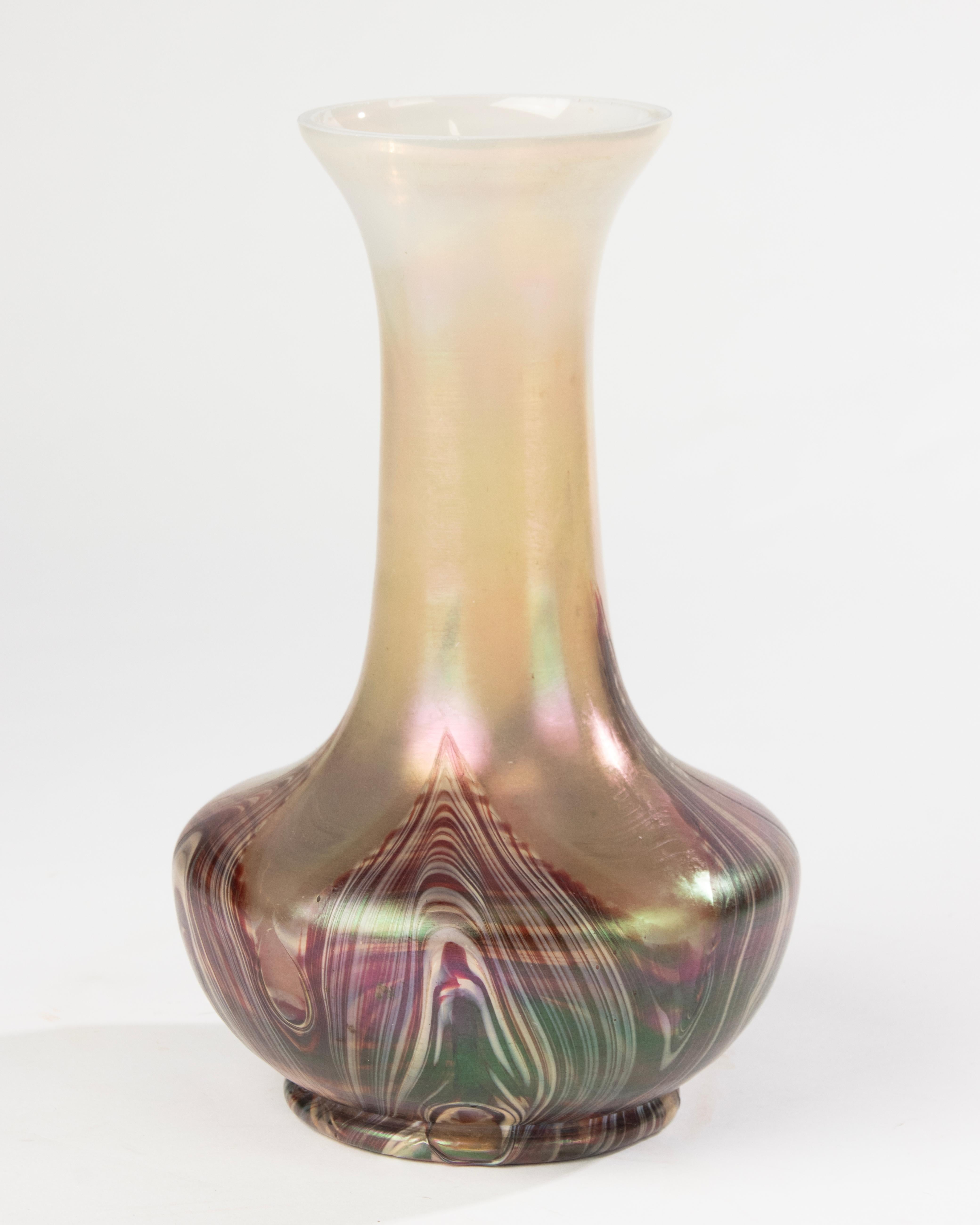 Vaso dei primi del Novecento - Attribuito a Loetz - Vetro iridescente - Decorazioni marmorizzate in vendita 1