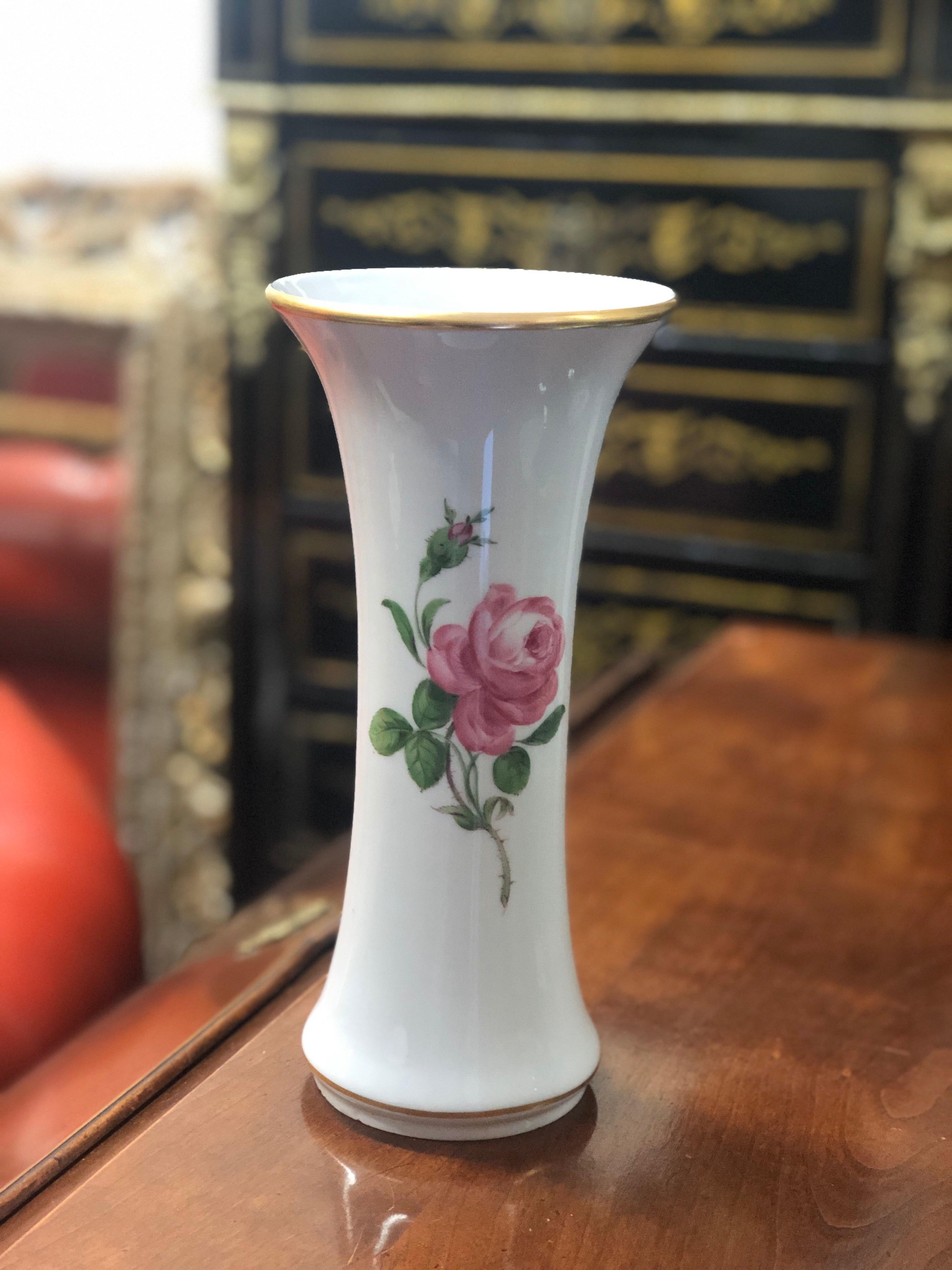 Tall fine vase in white porcelain with rose decoration by Meissen.
Marked at the bottom. Great condition.
Germany, circa 1920.