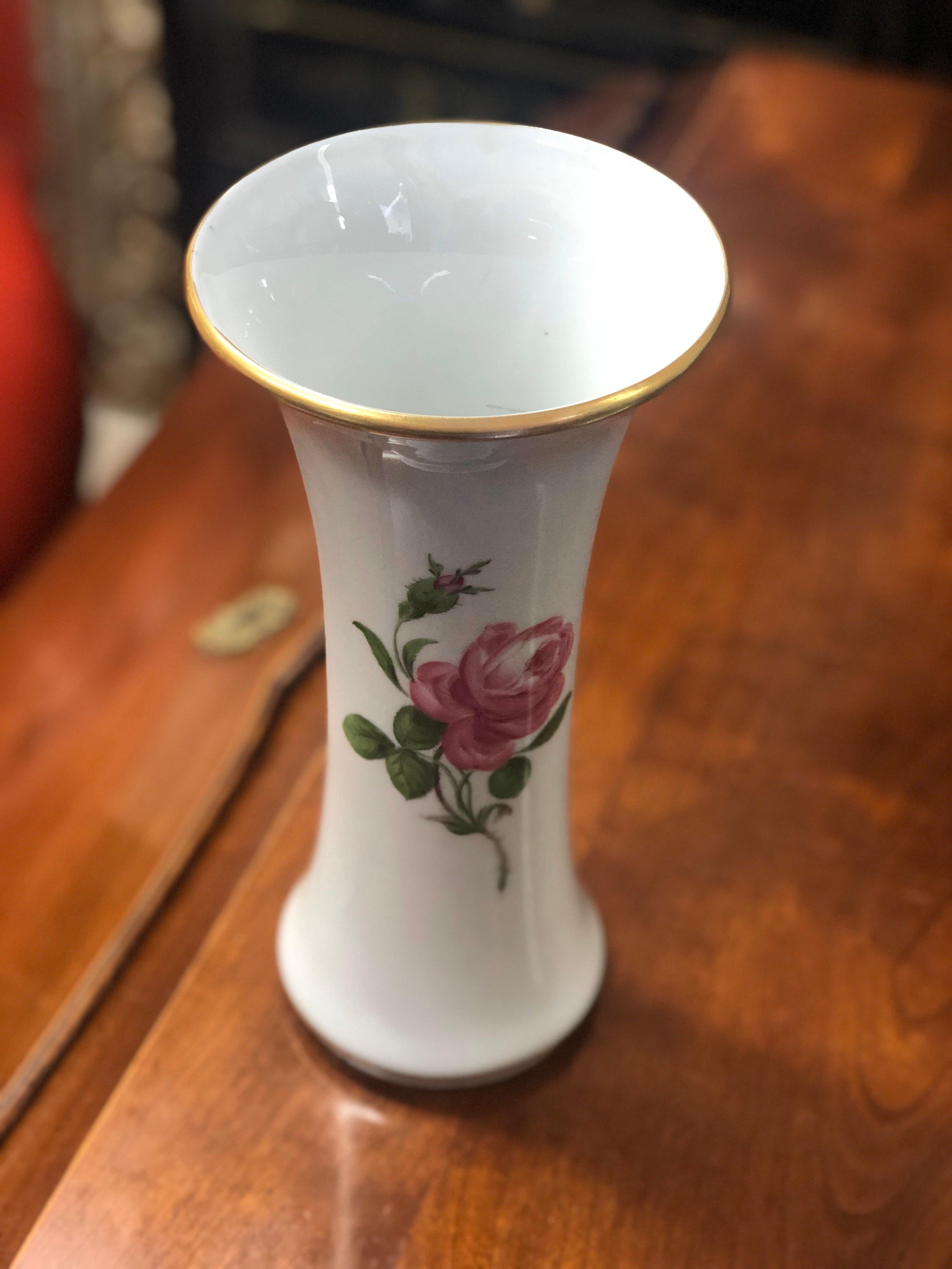 German Early 20th Century Vase in White Porcelain by Meissen with Rose Decoration For Sale