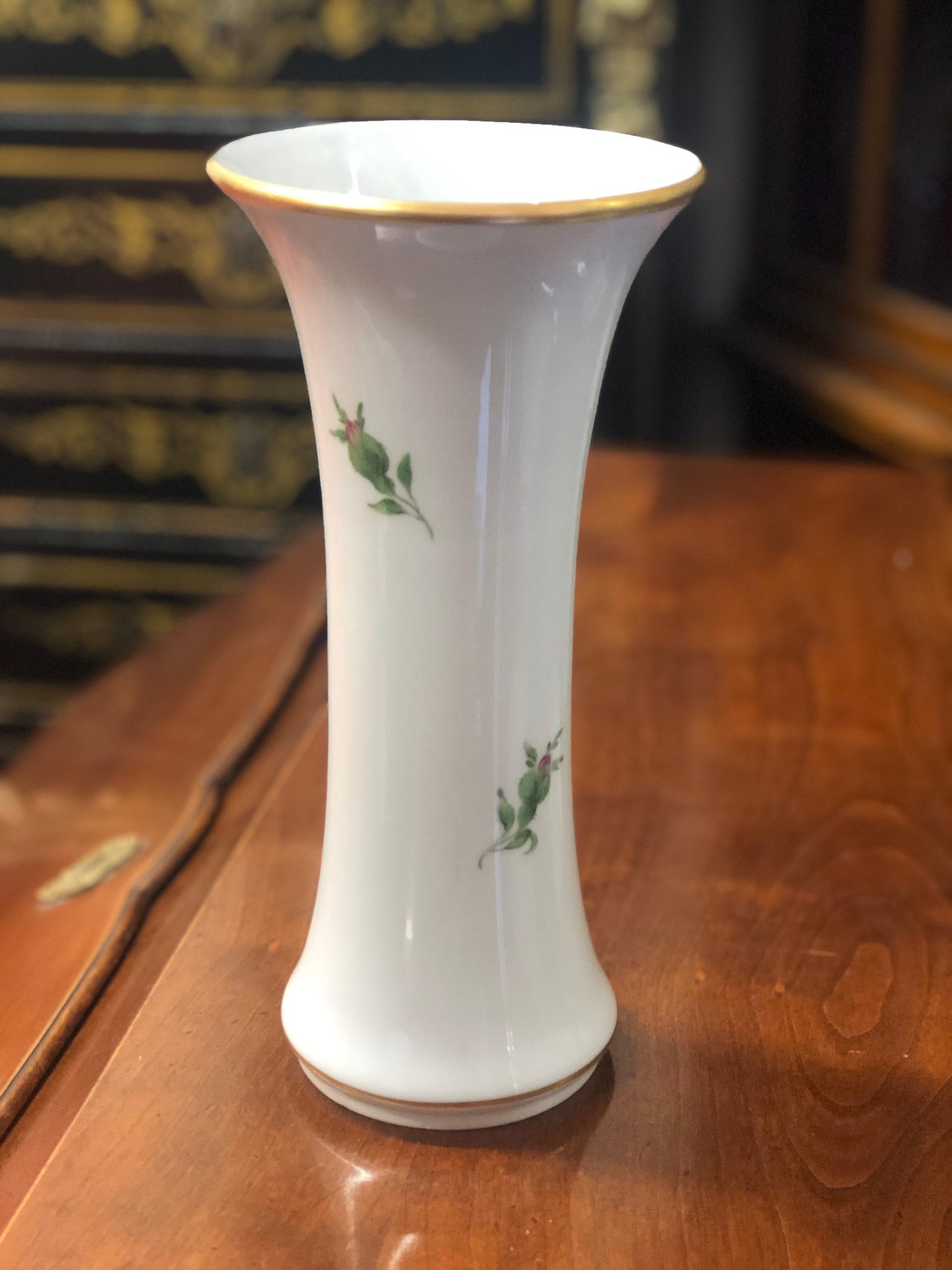 Hand-Painted Early 20th Century Vase in White Porcelain by Meissen with Rose Decoration For Sale
