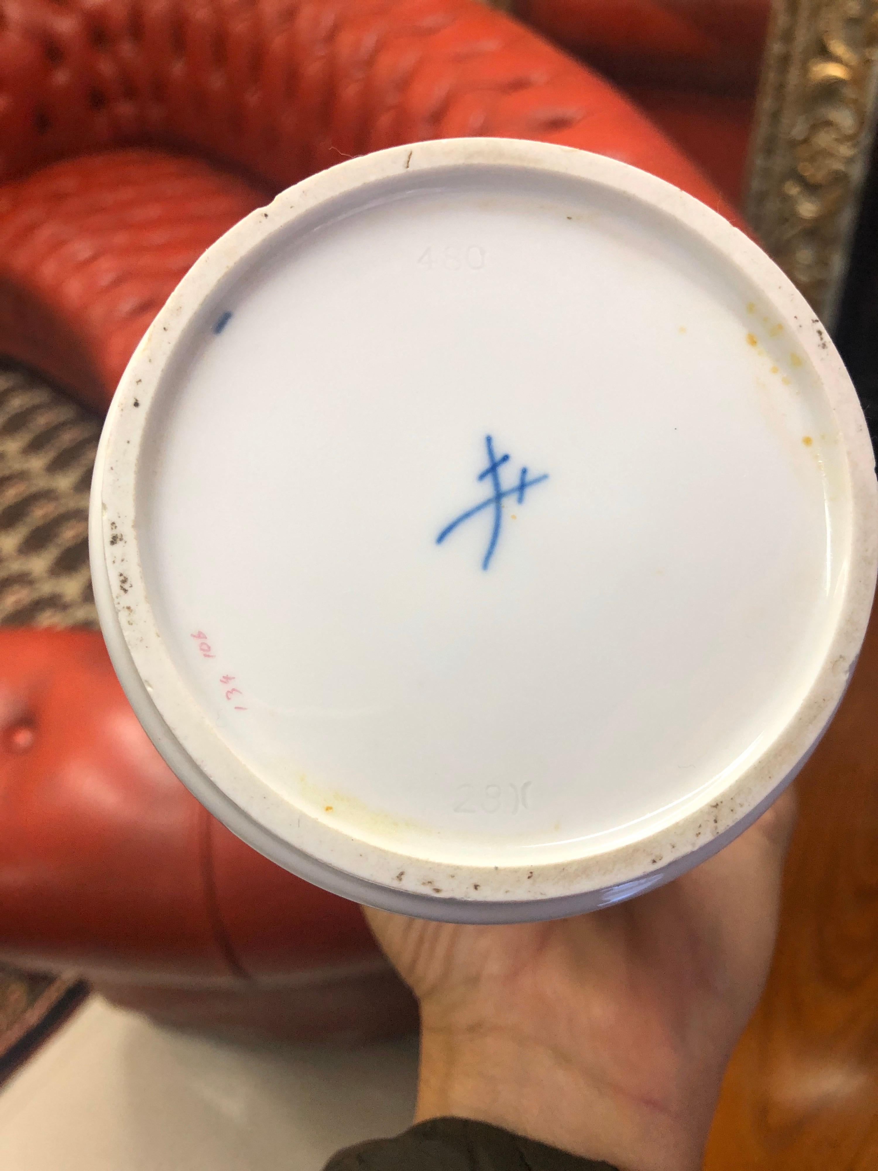 Vaso di inizio secolo in porcellana bianca di Meissen con decorazione a rose In condizioni buone in vendita a Sofia, BG