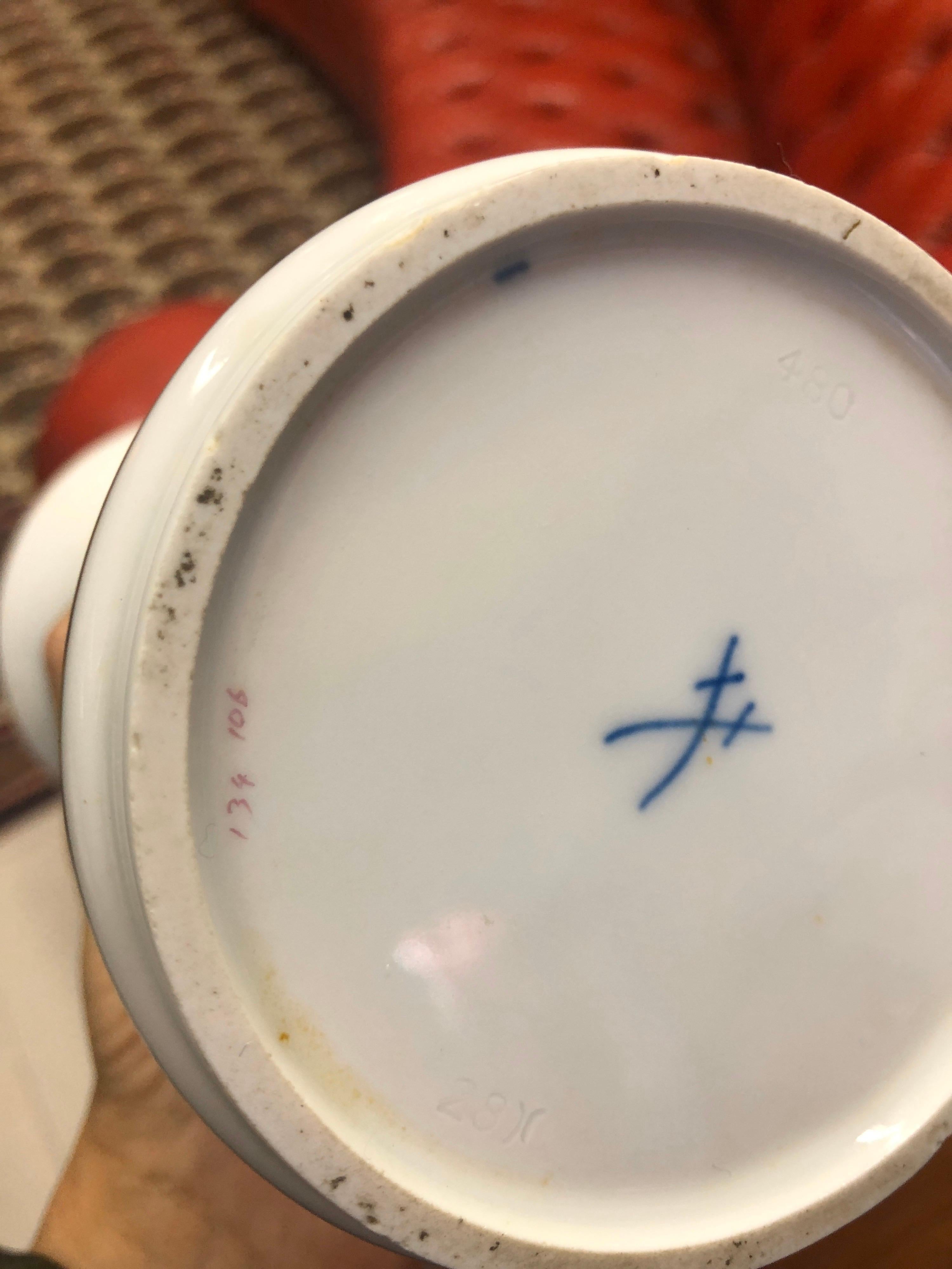 XX secolo Vaso di inizio secolo in porcellana bianca di Meissen con decorazione a rose in vendita
