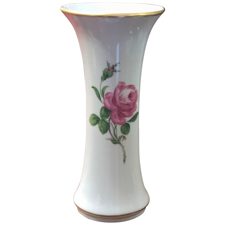 Vase aus weißem Meissener Porzellan mit Rosendekor aus dem frühen 20 im  Angebot bei 1stDibs