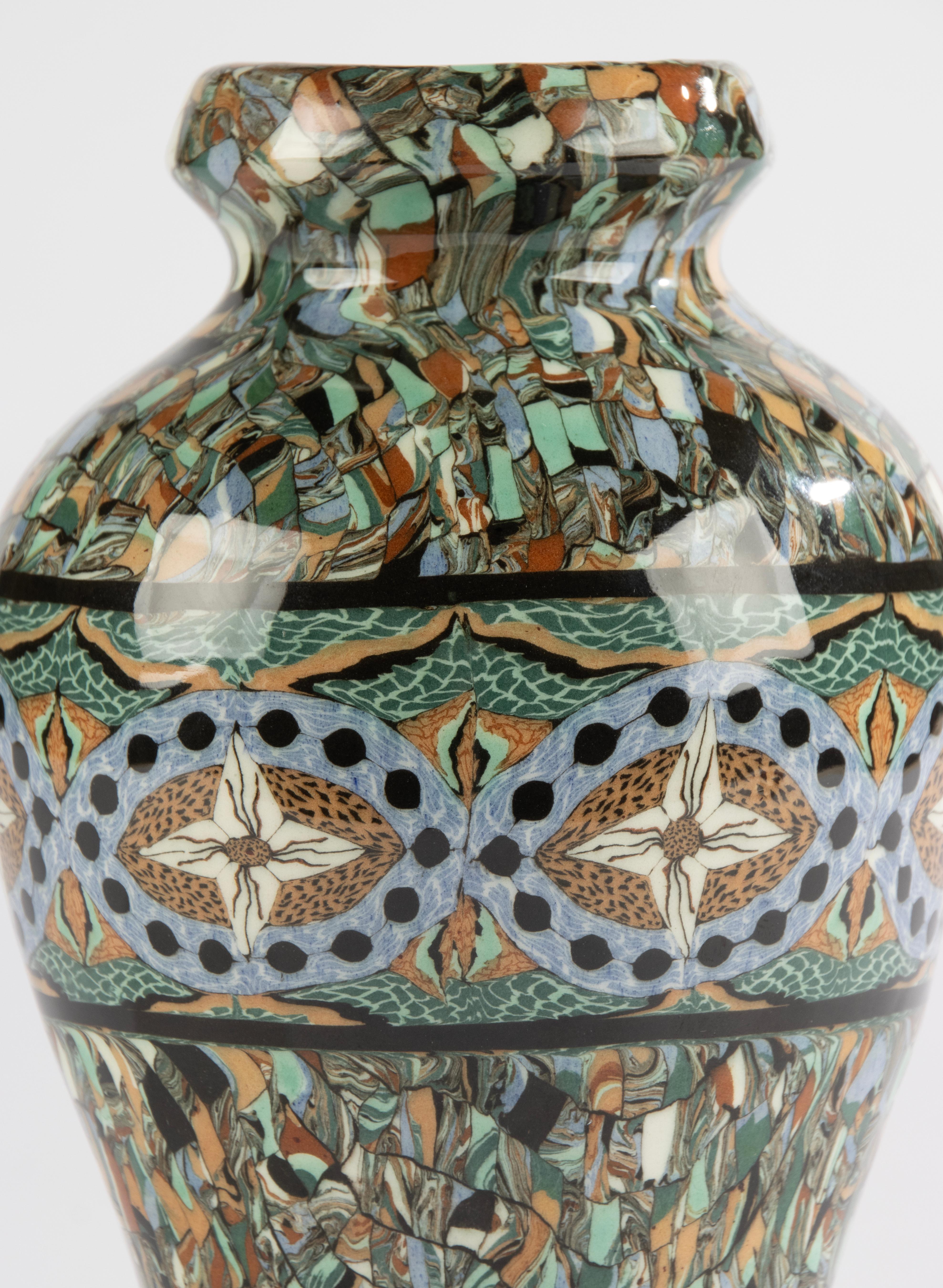 Un magnifique vase en céramique, fabriqué par la marque française Vallauris. Dessiné par Jean Gerbino. 
Ce travail de mosaïque est typique de la Collaboration entre Gerbino et Vallauris. 
Le vase est en bon état. Il n'y a pas d'ébréchures ni de