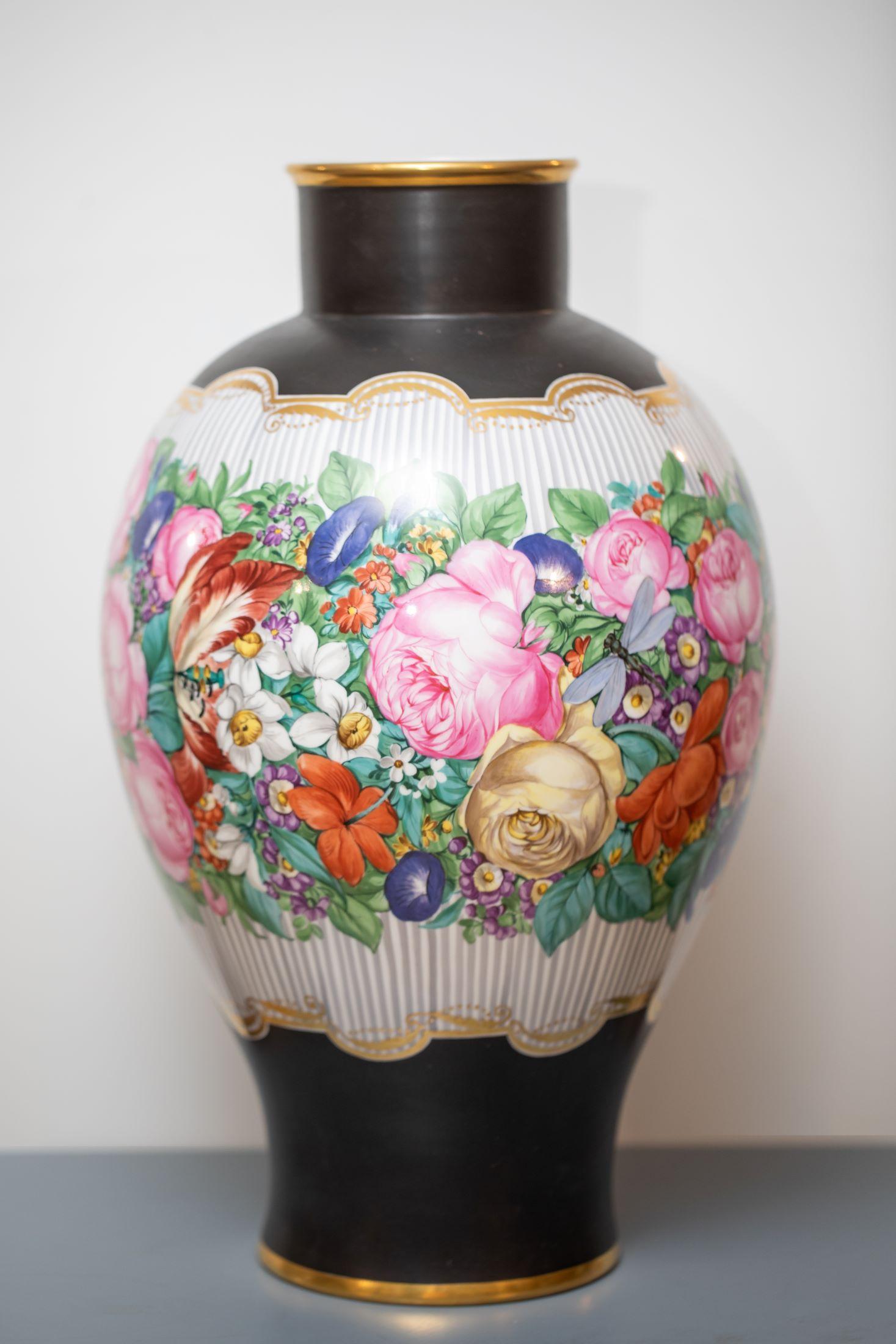 Questo elegante vaso è stato creato dalla rinomata manifattura Nymphenburg Porcelain su disegno di Josef Wackerle, uno scultore che ha avuto un ruolo decisivo nel plasmare lo sviluppo artistico della manifattura a partire dal 1909. Il dipinto