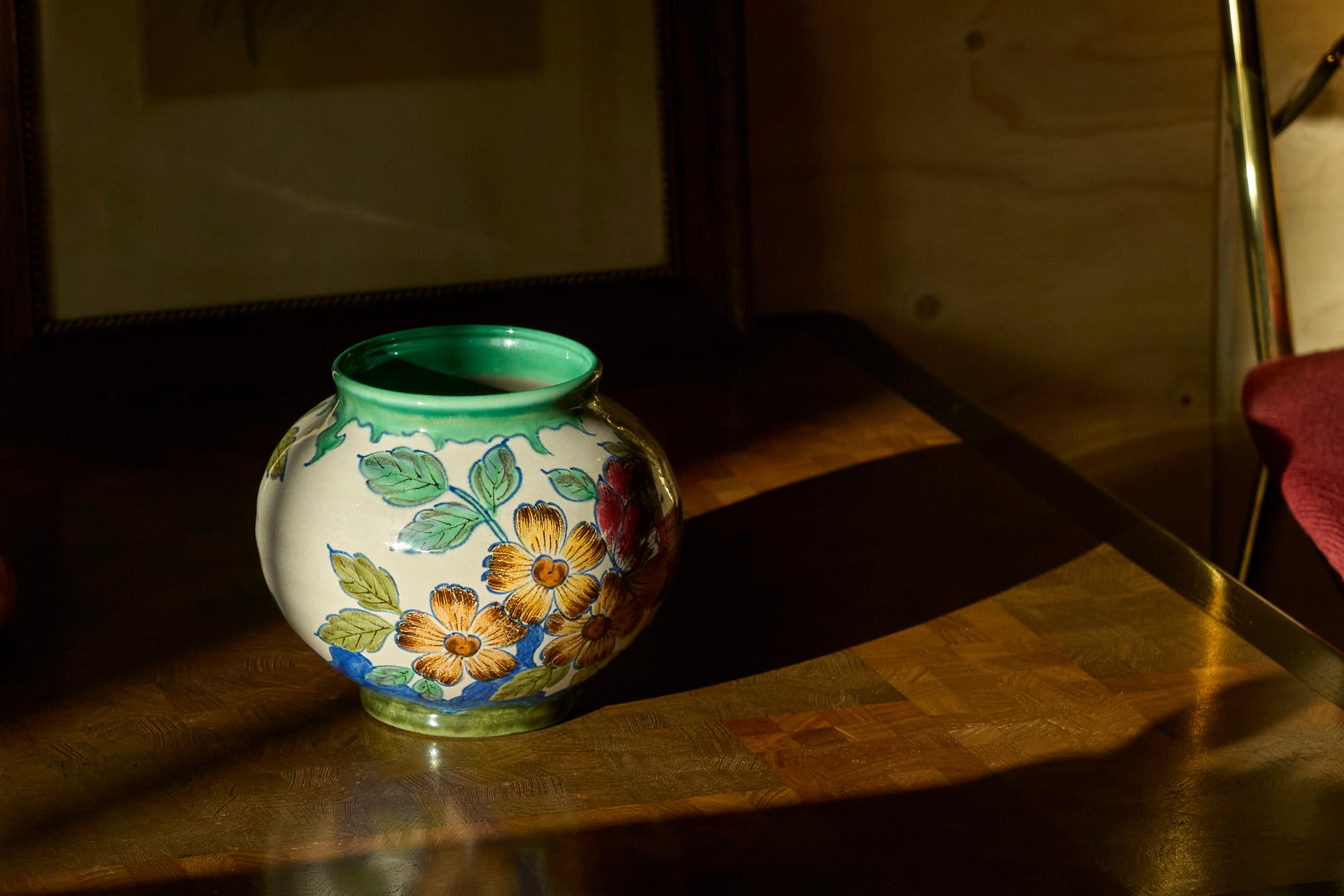 Olandese Vaso dei primi del Novecento con decorazione floreale Gouda Olanda in vendita