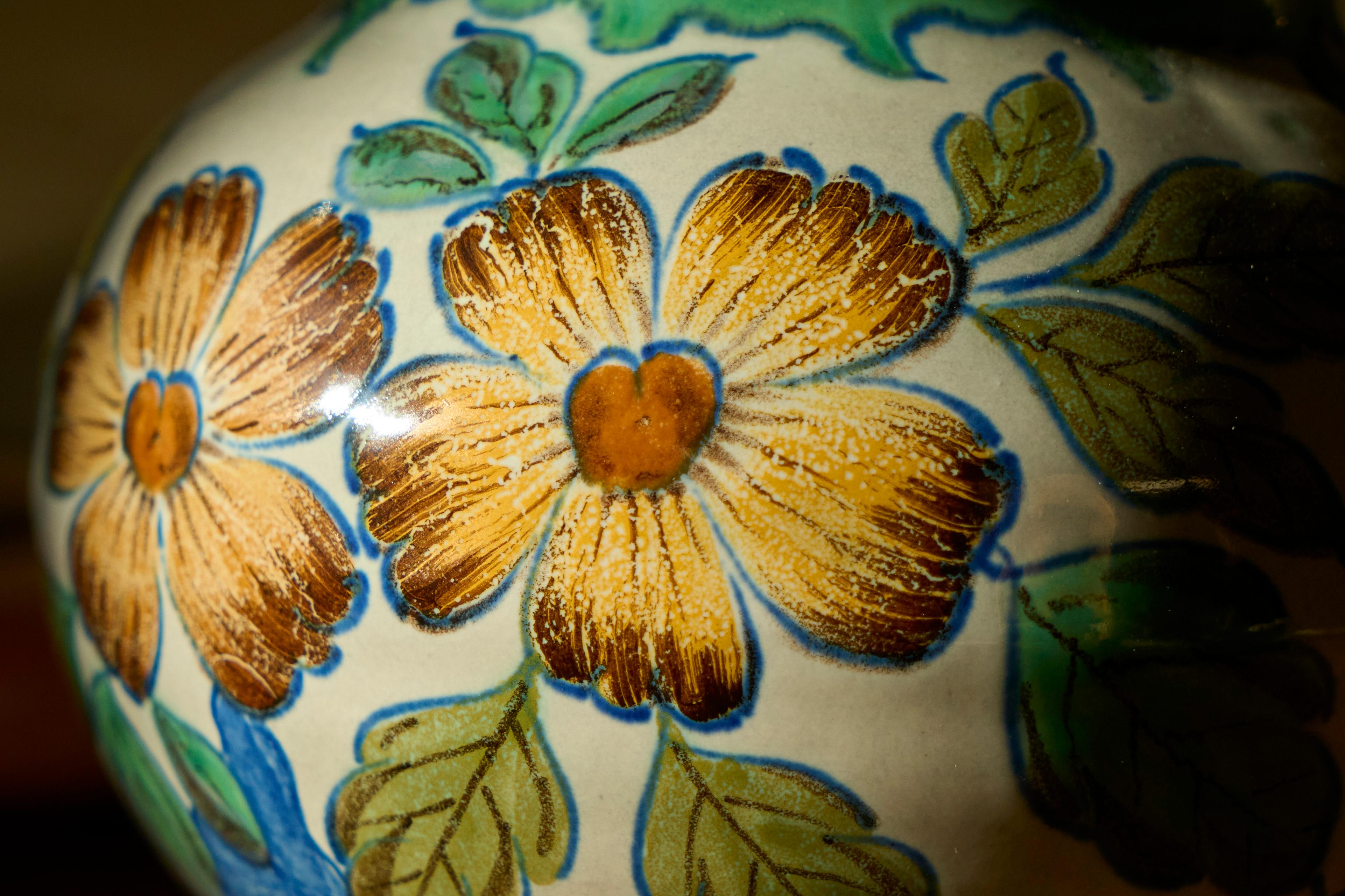 Fatto a mano Vaso dei primi del Novecento con decorazione floreale Gouda Olanda in vendita