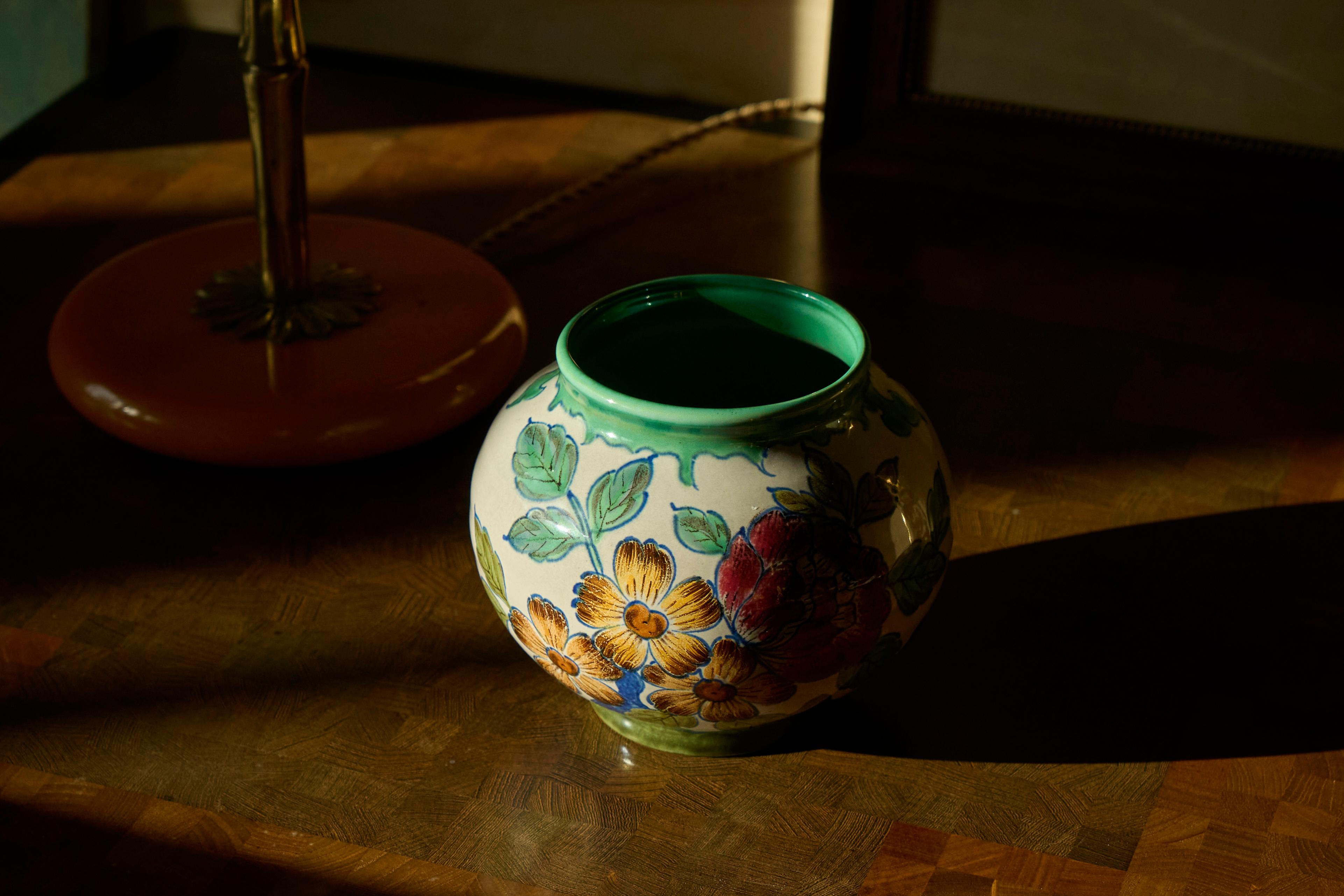 Vaso dei primi del Novecento con decorazione floreale Gouda Olanda In condizioni buone in vendita a Meer, VAN