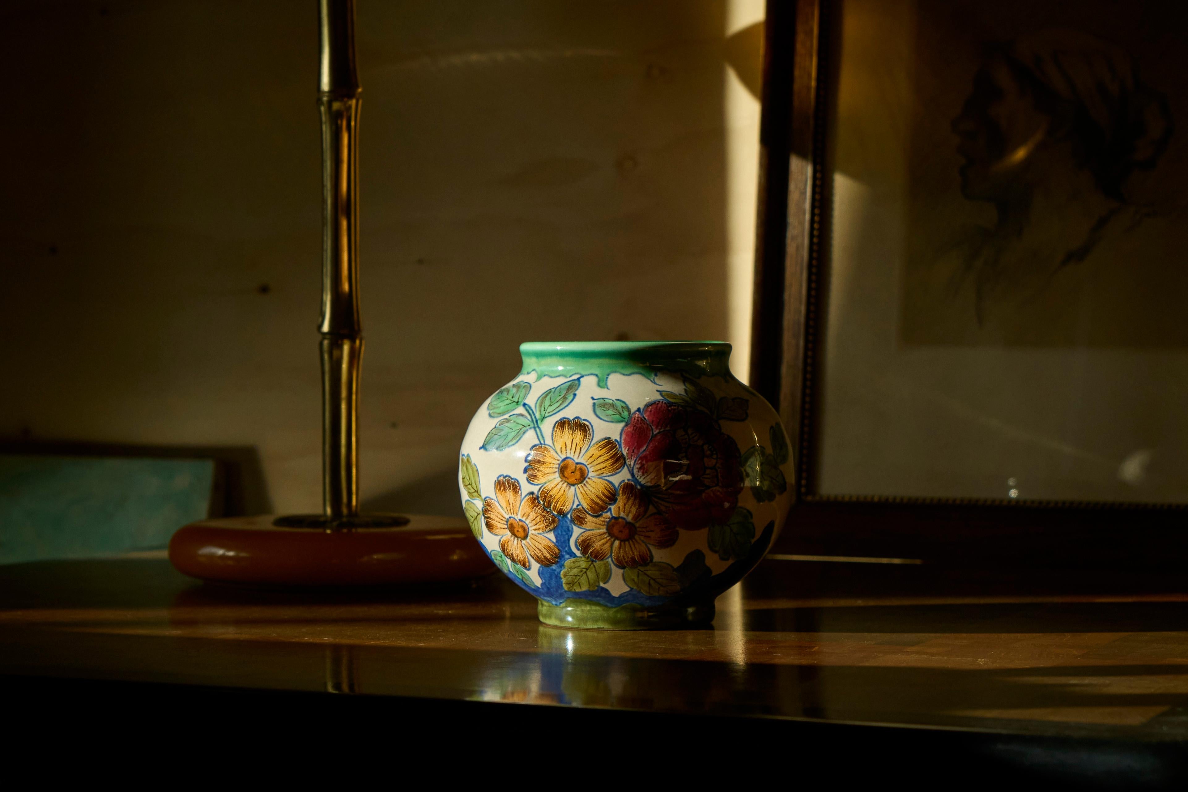 Terracotta Vaso dei primi del Novecento con decorazione floreale Gouda Olanda in vendita