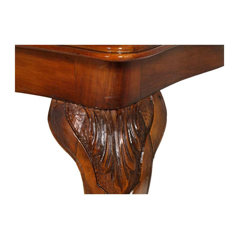 Table rectangulaire de style baroque vénitien, en noyer massif et dossier en noyer, vers 1910. Dessus et tablier façonnés. Polis à la cire.

Mesures cm : H 87, L 177, P 97.