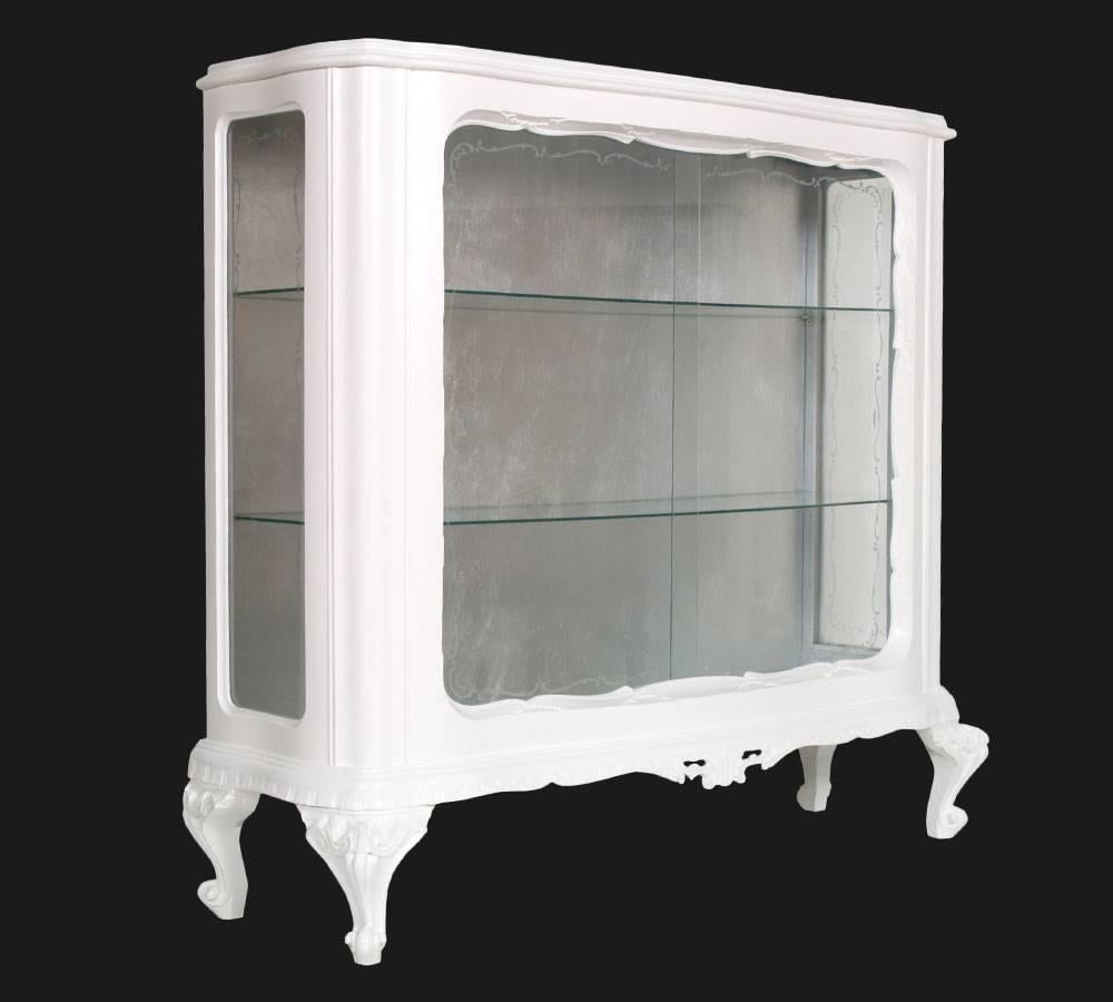 Display Venetian baroque glazed cabinet finished with silver leaf inwardly, and two thick crystal shelves, circa 1930. The two sliding front doors in crystal for closing and the two lateral are decorated on the perimeter with screenprinted floral