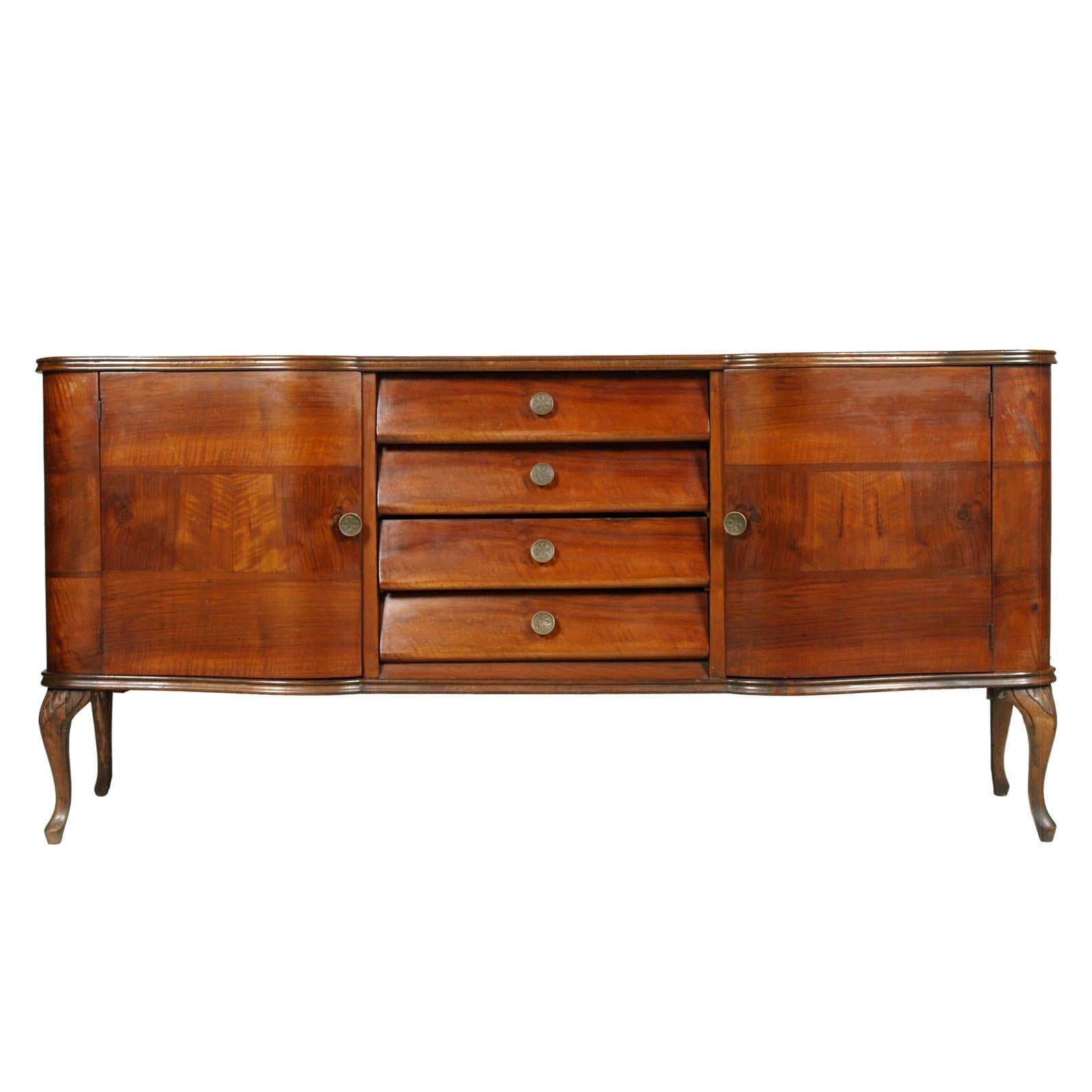 Venetian baroque sideboard with glazed display, attributable to Testolini & Salviati in hand carved walnut and veneer  walnut, with four central spacious drawers
The display cabinet glasses are decorated with manually engraved nautical motifs
The