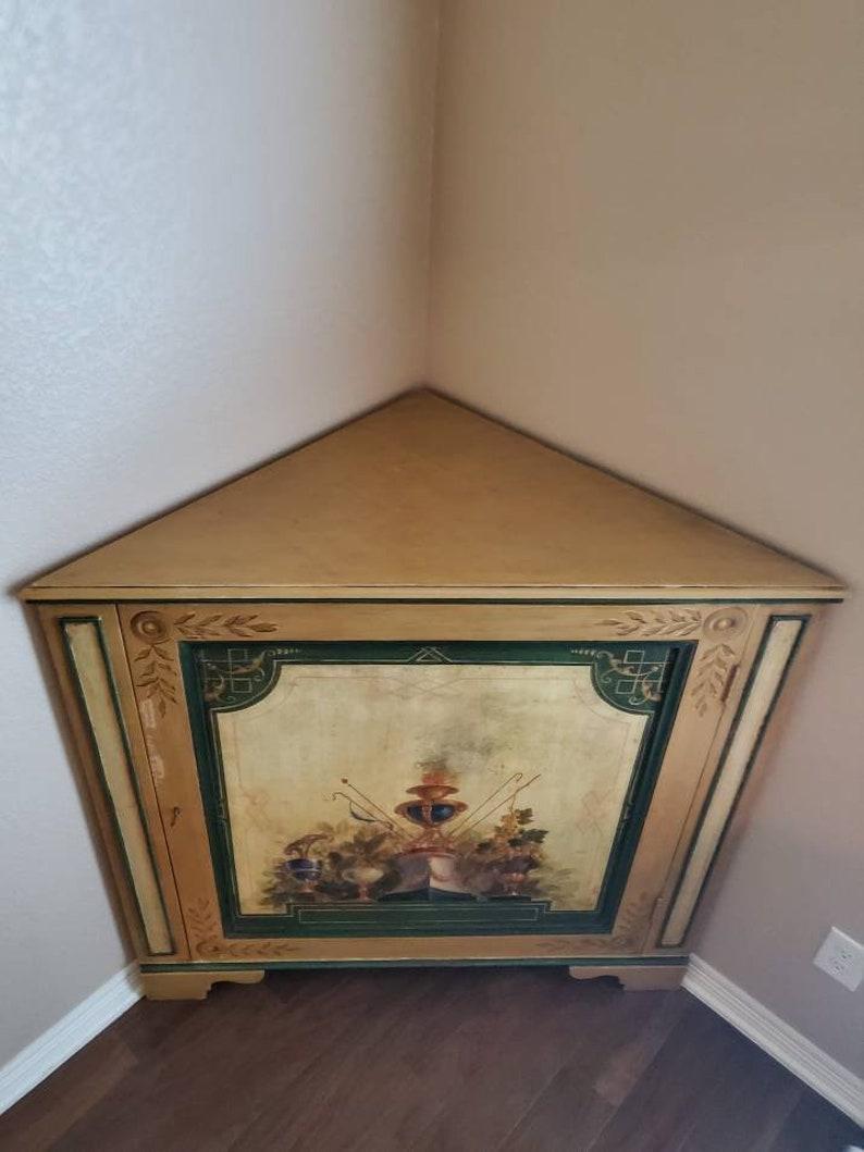 Antiguo armario esquinero veneciano italiano provincial neoclásico de pino pintado Provincial francés en venta