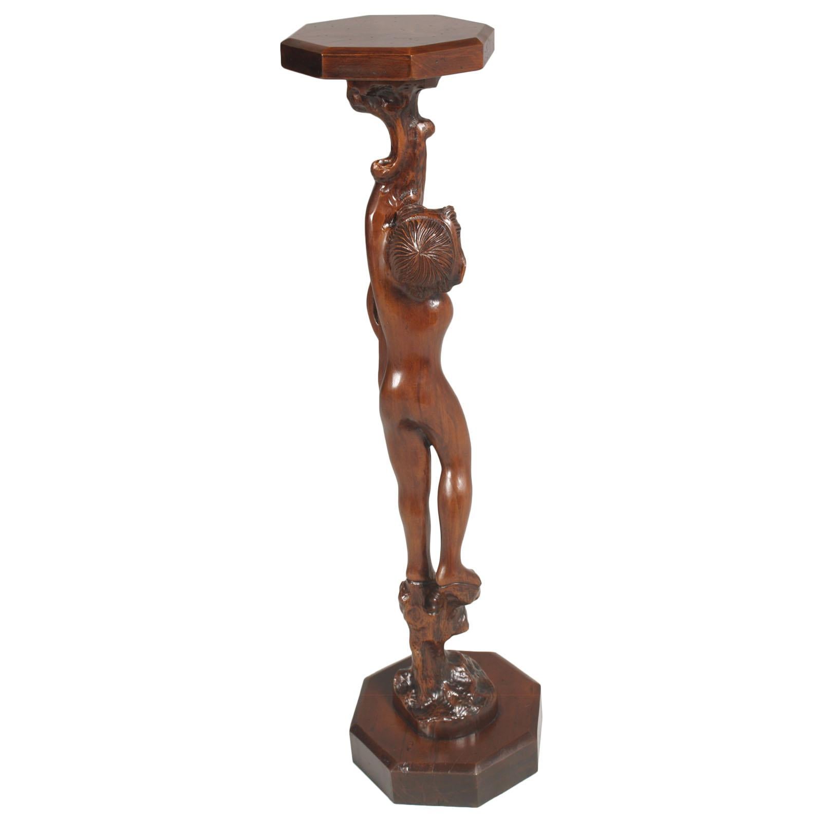 Pedestal escultura gueridón veneciano de nogal tallado a mano de principios del siglo XX Art Nouveau en venta