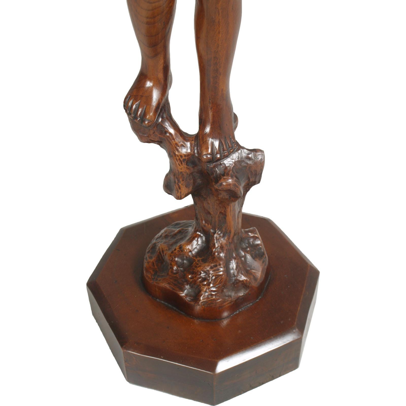 Early 20th Century Venetian Hand-Carved Walnut Gueridon Sculpture Pedestal In Good Condition For Sale In Vigonza, Padua