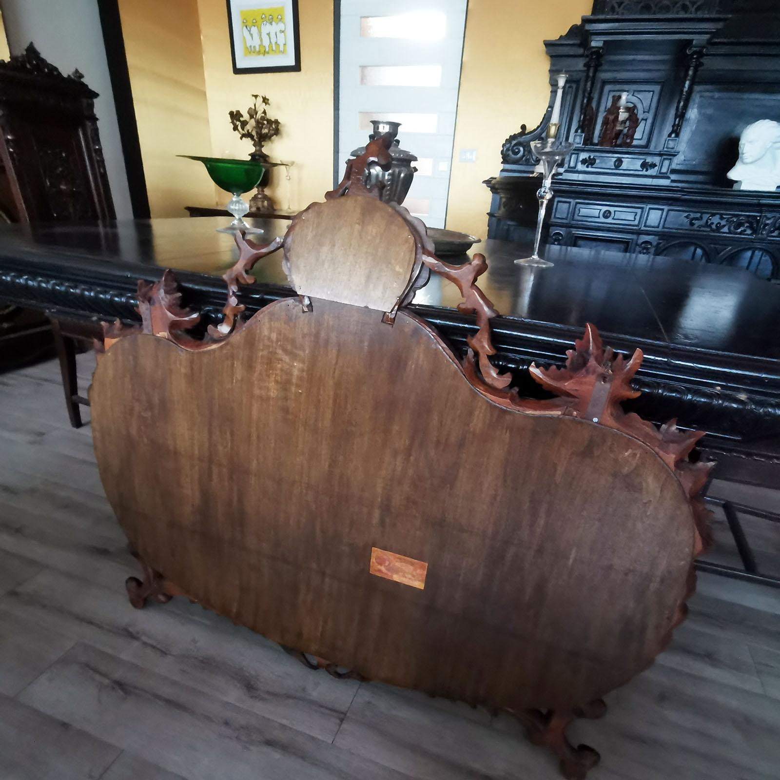 Miroir mural vénitien du début du XXe siècle, en noyer sculpté, attribué à Testolini Bon état - En vente à Vigonza, Padua