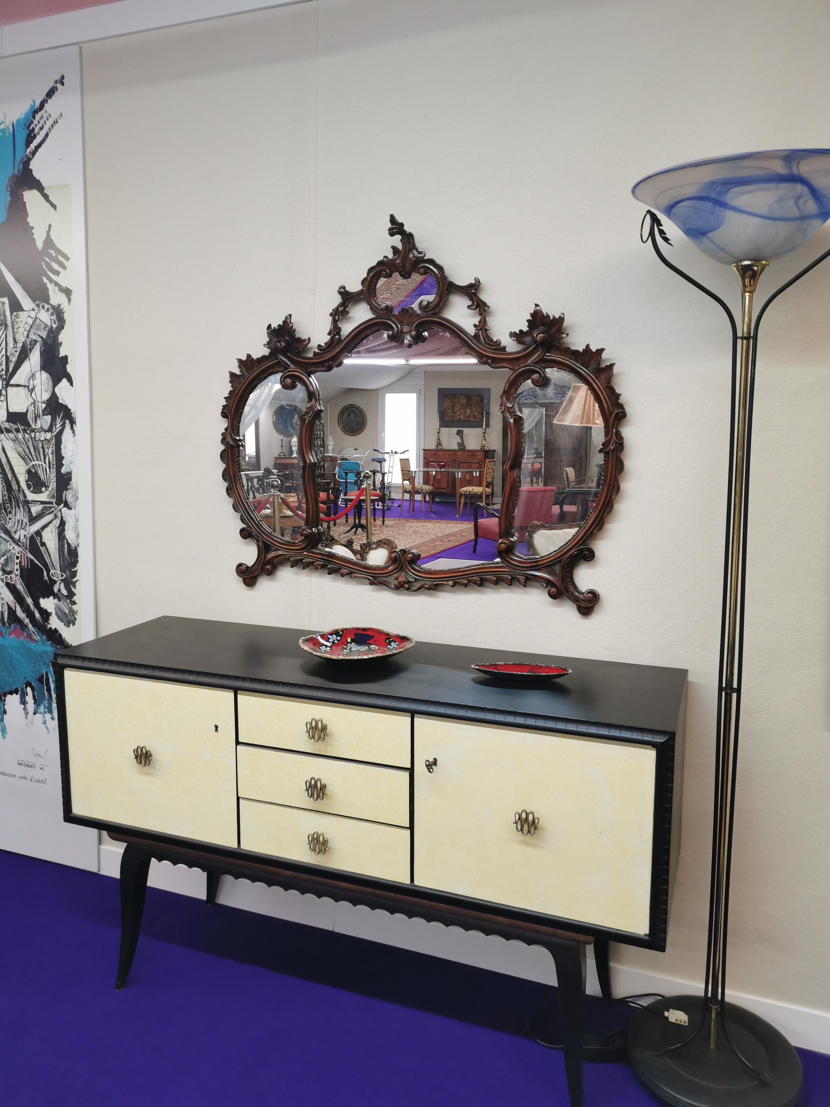 20ième siècle Miroir mural vénitien du début du XXe siècle, en noyer sculpté, attribué à Testolini en vente