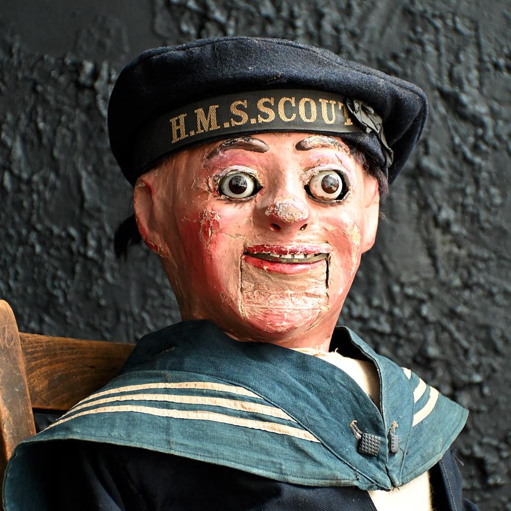 Ventriloquisten des frühen 20. Jahrhunderts, Herber Brighton zugeschrieben 
Ein seltenes Beispiel für eine Bauchrednerpuppe aus dem frühen 20. Jahrhundert, die Herber Brighton zugeschrieben wird. In Matrosenuniform, handgefertigt aus Pappmaché. Wir