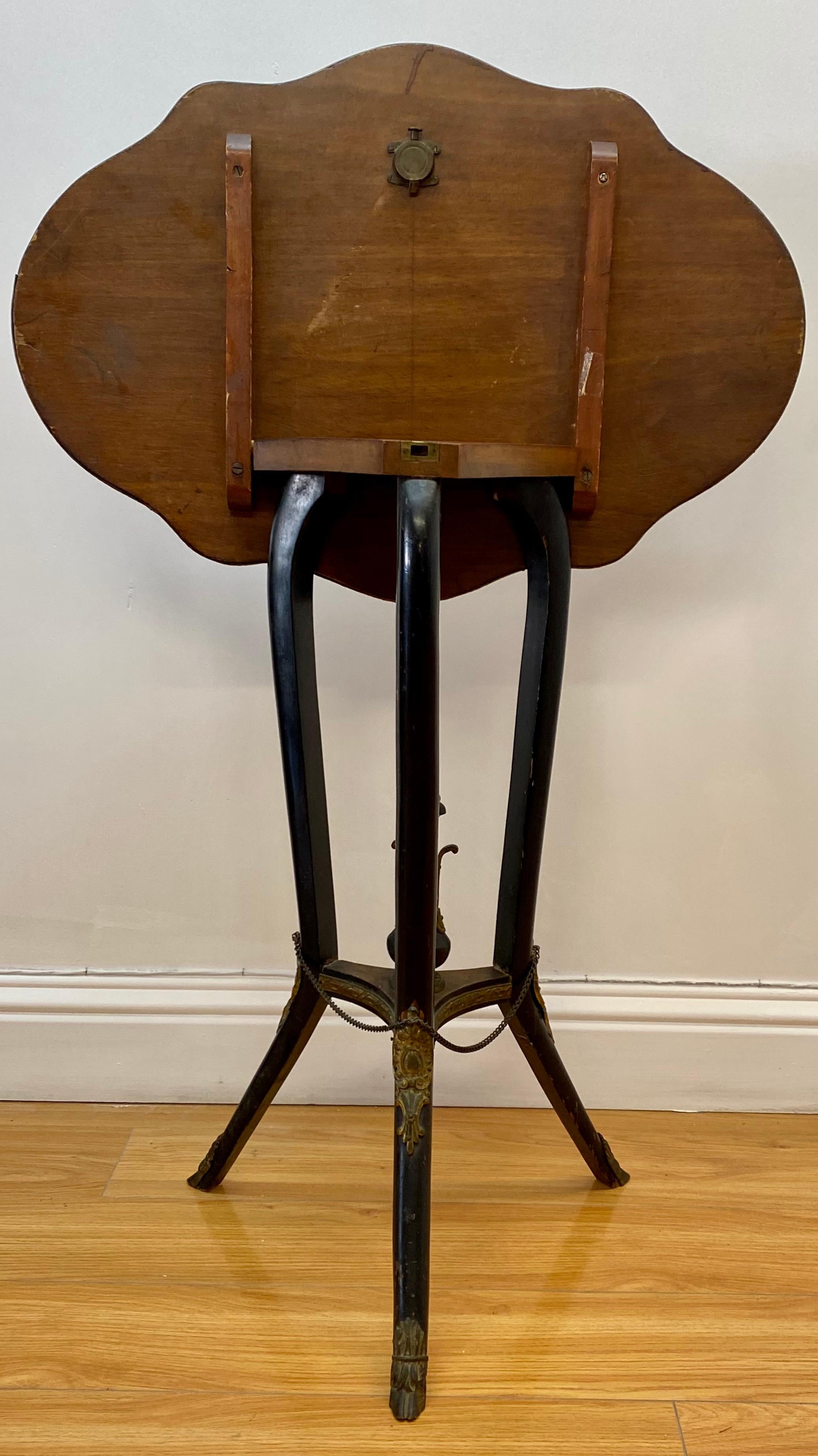 Early 20th Century Victorian European Walnut Inlaid Tilt Top Table c.1900 For Sale 5
